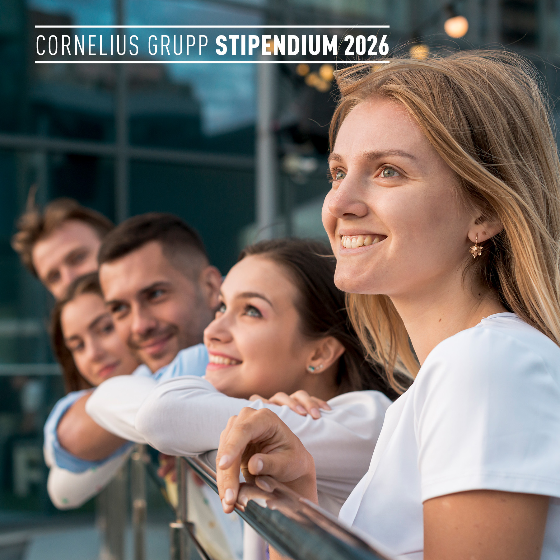 Cornelius Grupp Stipendium 2026: Junge Menschen blicken hoffnungsvoll in die Ferne