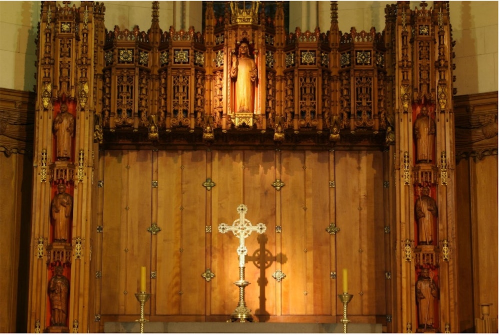 Wood Reredos The Reredos and its Statuettes