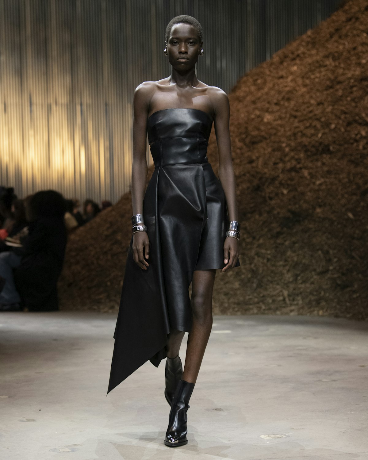 Colección de desfile Otoño/Invierno 2022 de Alexander McQueen — Fotos de la pasarela Sara Colección de desfile Otoño/Invierno 2022 de Alexander McQueen — Fotos de la pasarela Sara