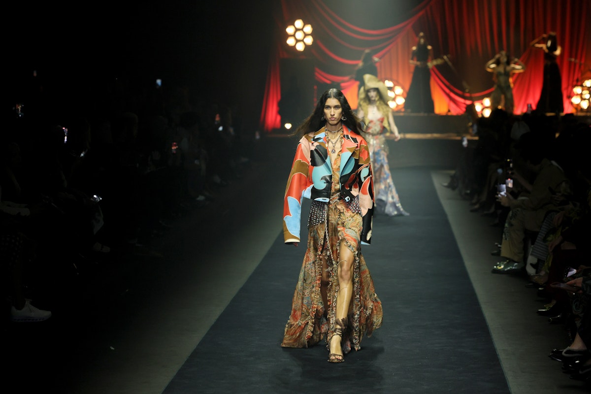Etro Flux: the spring summer 2026 fashion show and the performance of ...