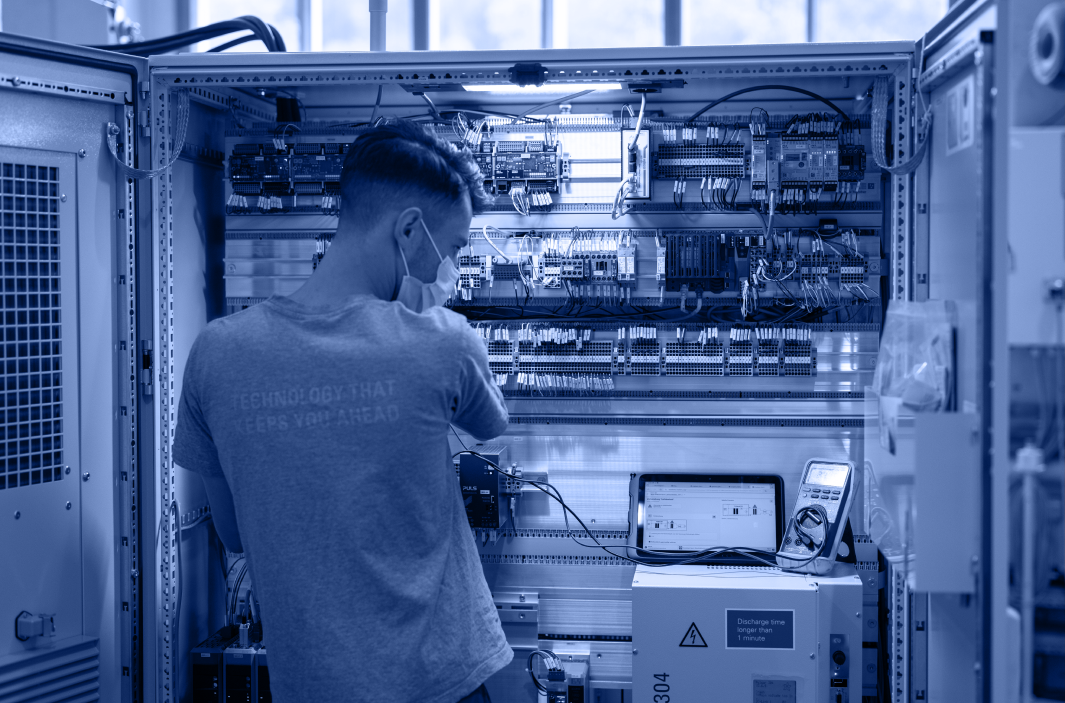 Mitarbeiter von Soudronic führt elektrische Prüfung mithilfe der Operations1-Software durch