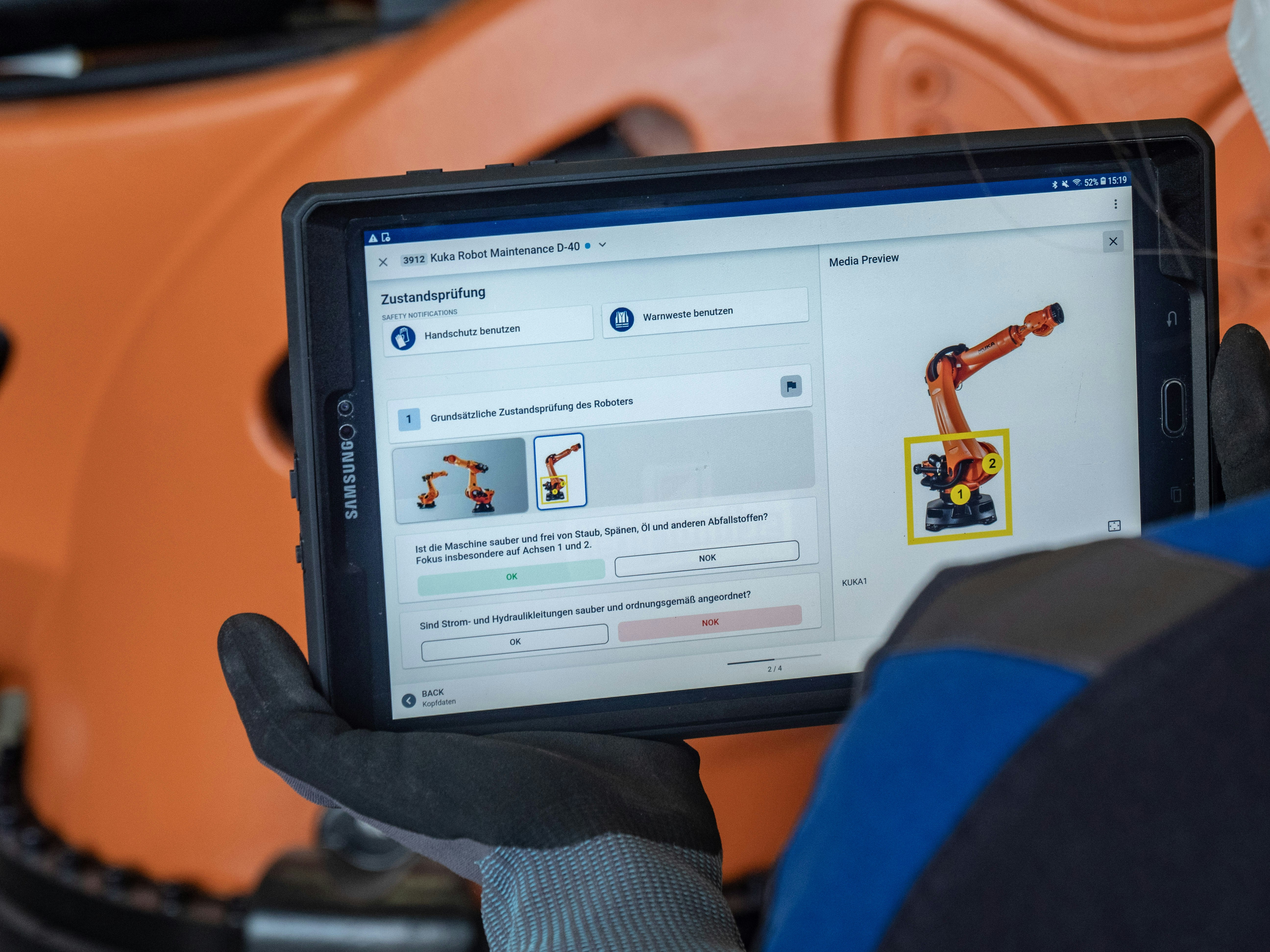 Ein Arbeiter wird mit der operations1 Software durch einen Wartungsauftrag des kuka Roboters geführt