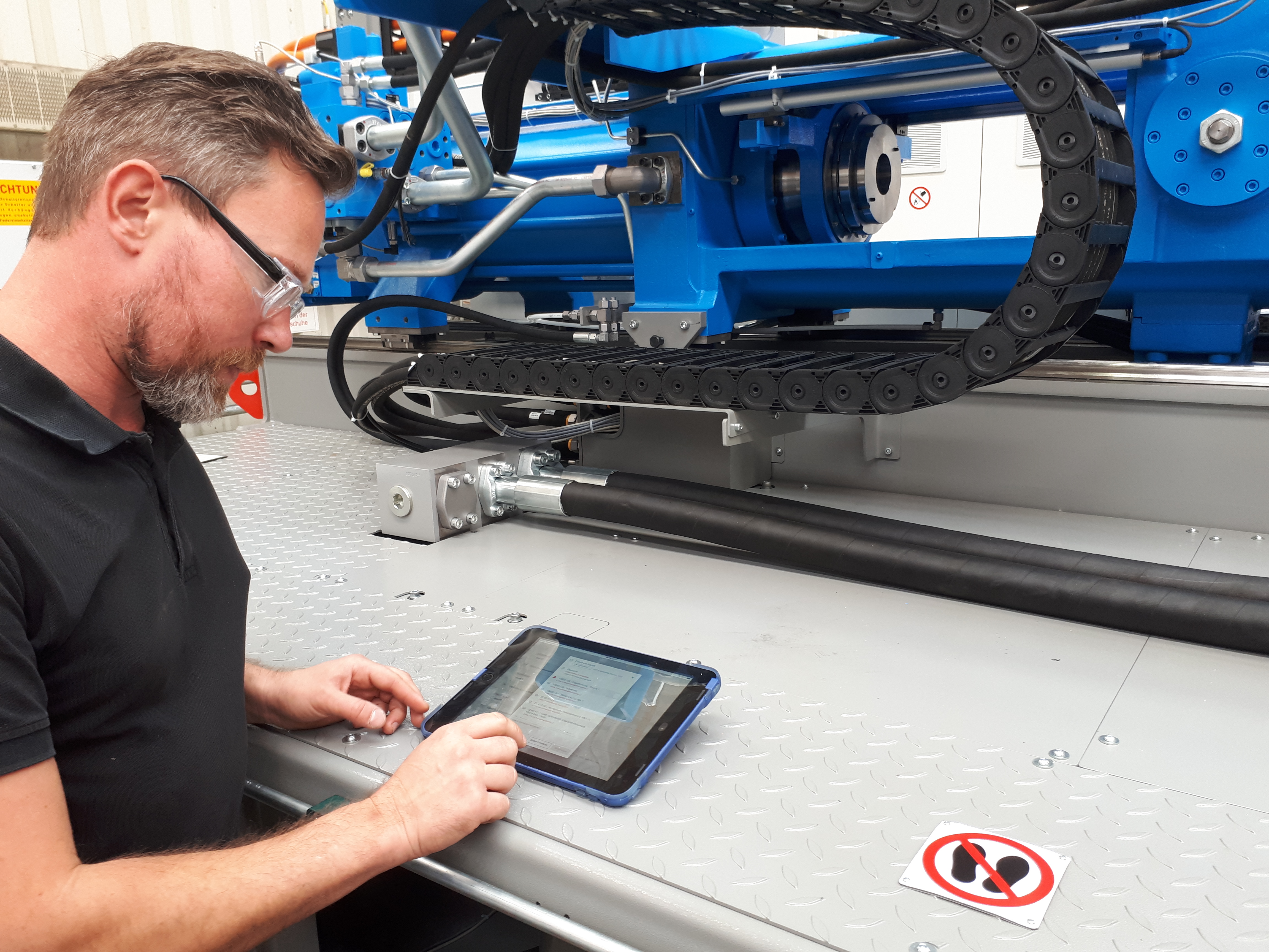 Inbetriebnahmemitarbeiter arbeitet mit Inbetriebnahmesoftware