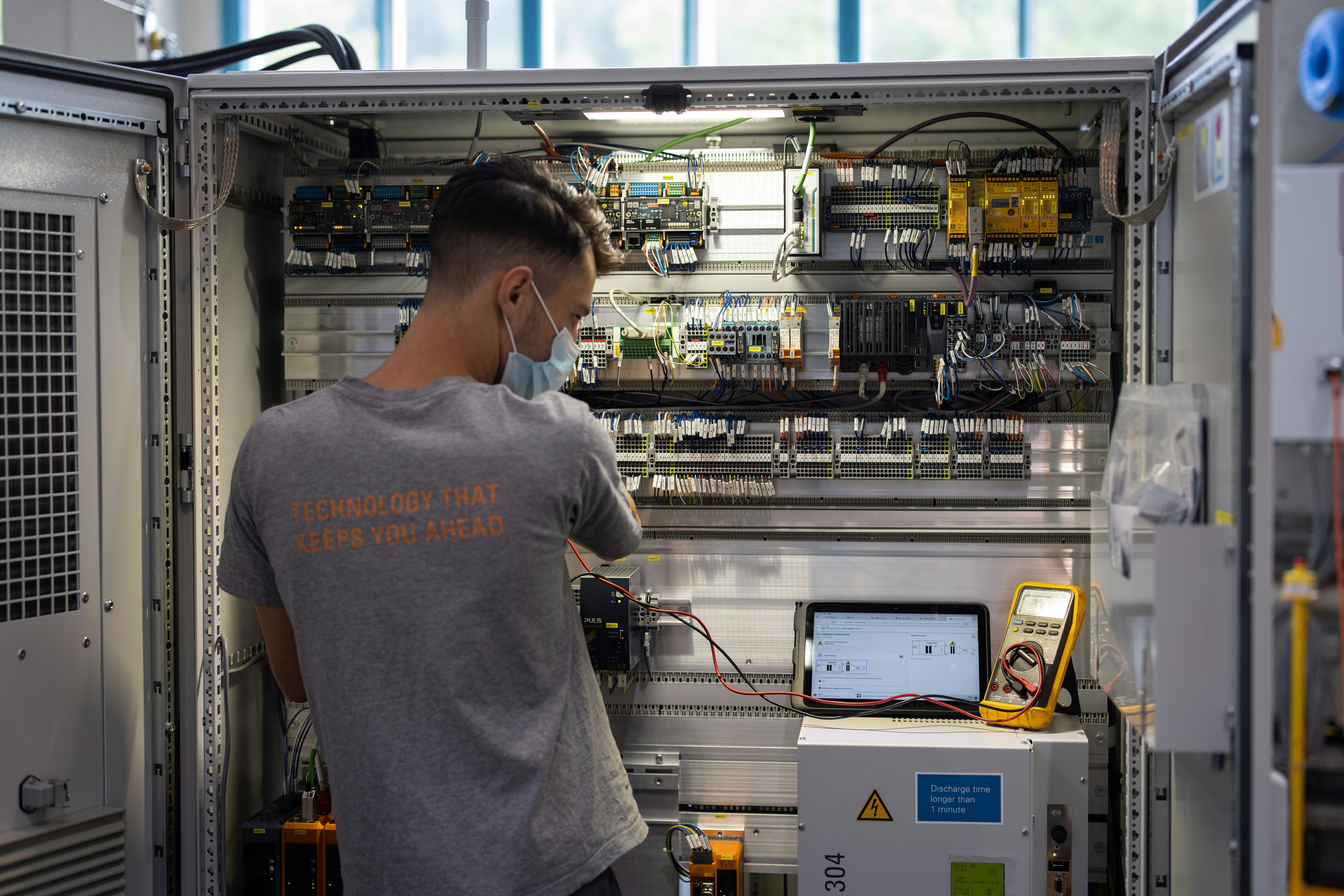 Soudronic Mitarbeiter führt elektrische Prüfung durch