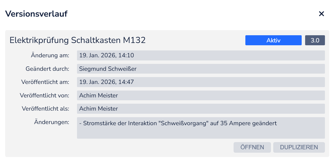 Versionsansicht eines Eintrags zur Elektrikprüfung mit zentraler Änderungsnotiz zur Stromstärke auf 35 Ampere und Schaltflächen „ÖFFNEN“ und „DUPLIZIEREN“.