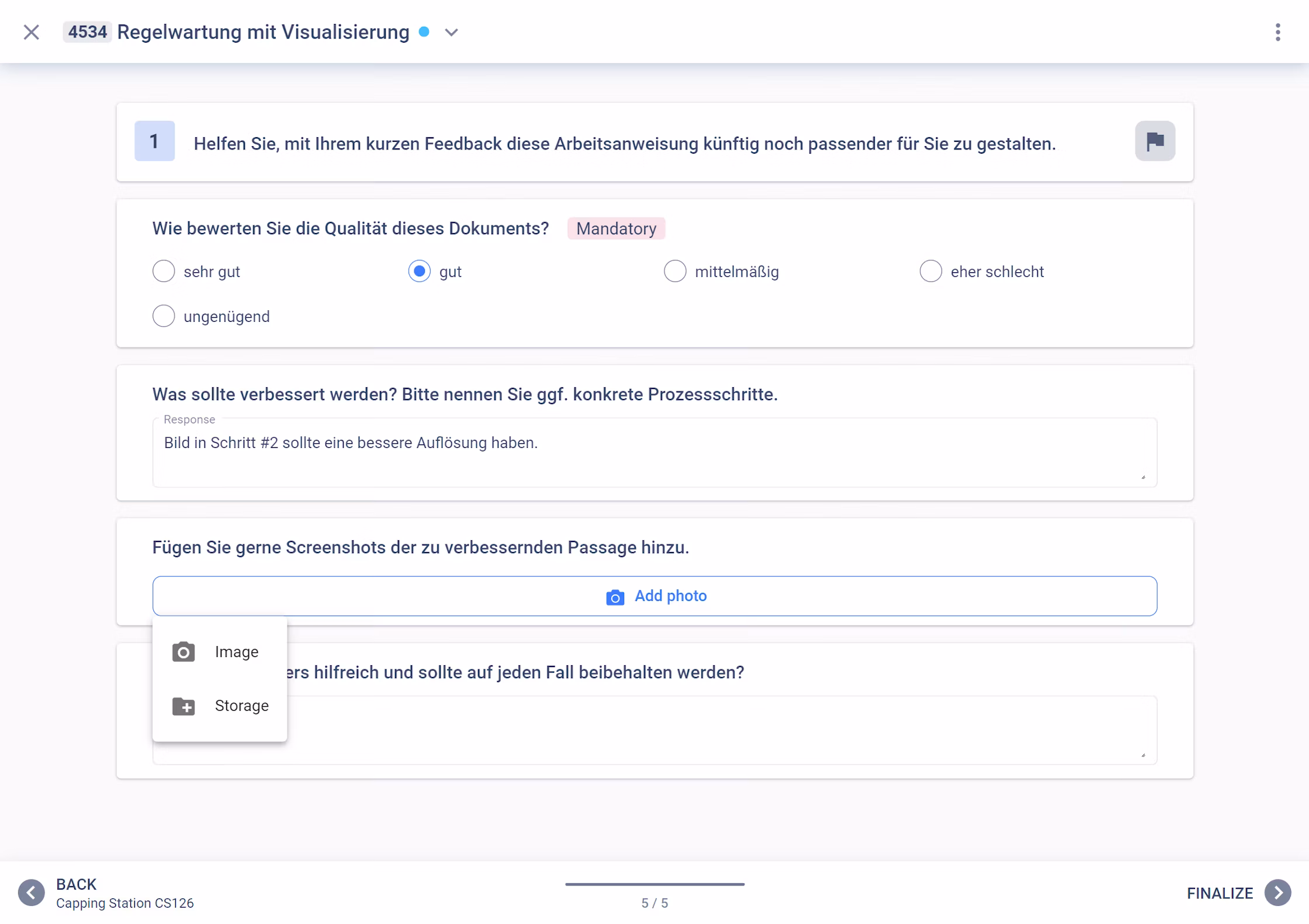 --- **Dateiname:** `image--2-.png` 1. Formular „Regelwartung mit Visualisierung" mit Bewertungsfrage zur Dokumentqualität, aktuell auf „gut" gesetzt. 2. Digitale Arbeitsanweisung zeigt Feedback-Schritt mit Qualitätsbewertung, Freitextfeld zu Verbesserungsvorschlägen und geöffnetem Menü zum Hinzufügen eines Fotos. 3. Prozessschritt eines Wartungsauftrags mit Auswahloption „Add photo" zum Anhängen von Screenshots sowie Kommentarfeld zur Rückmeldung an der Capping Station CS126.