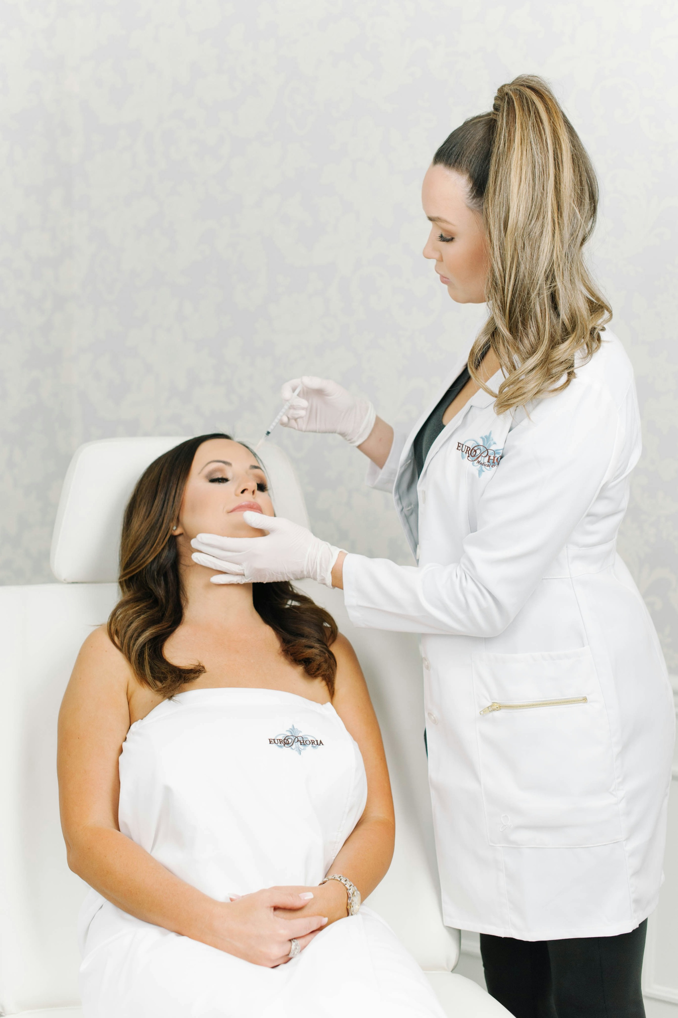 Woman receiving Jeuveau injection from doctor