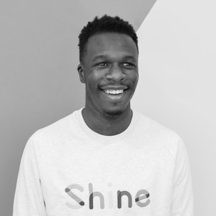 Photo de Virgile prise dans les locaux de Shine par Cédric, une jolie matinée de septembre 2020. Plusieurs essais furent nécessaires.
