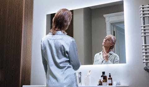 What mobility aids can help in the bathroom?