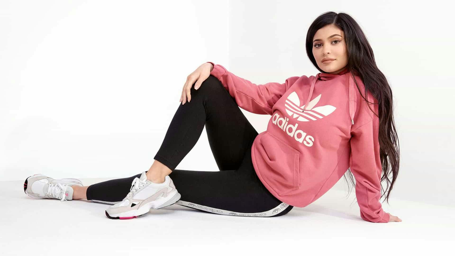 Спортивные костюмы скидка. Adidas Falcon Kylie Jenner.