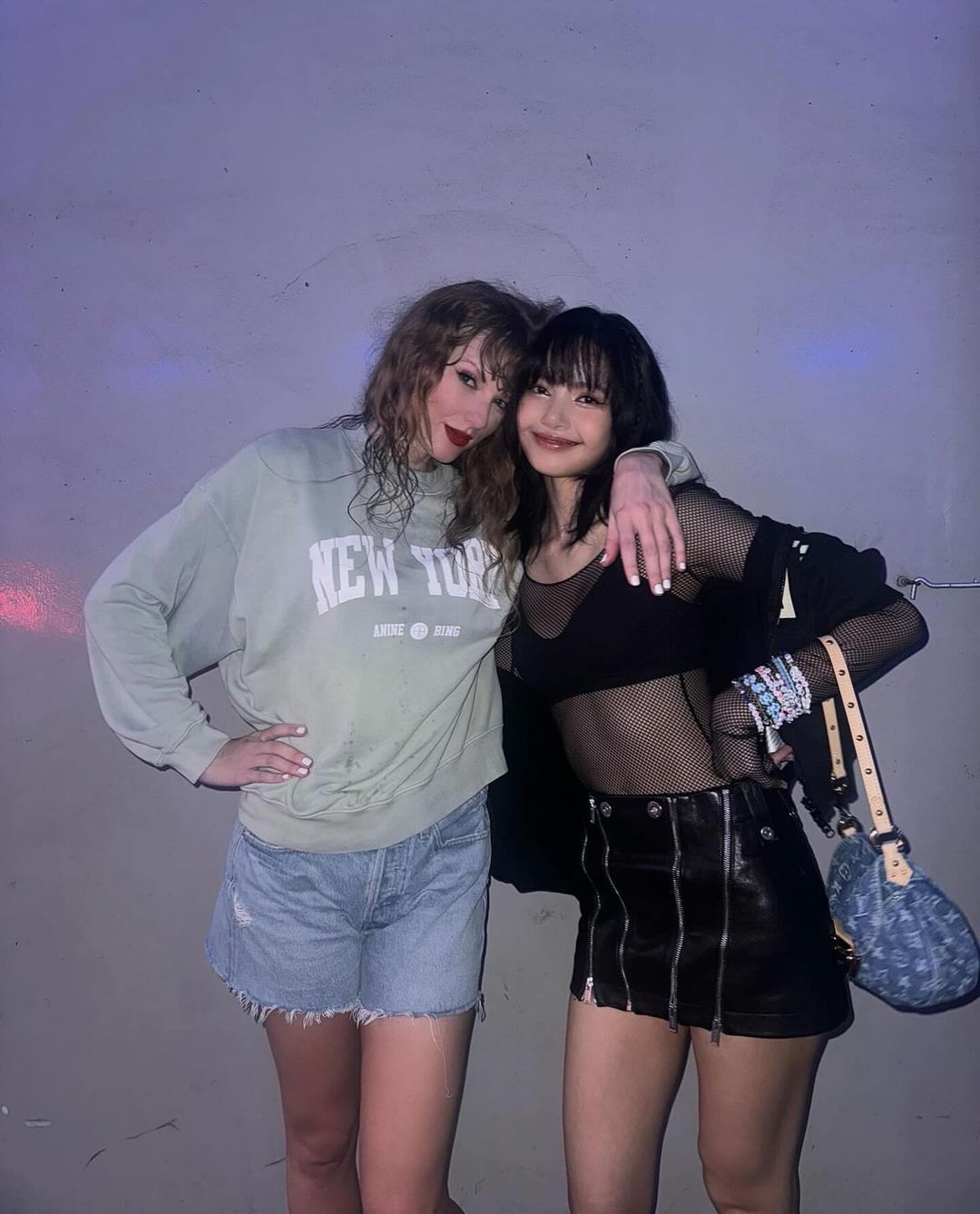 Blackpink's Lisa Appeared Back-stage at Taylor Swift's Concert in
