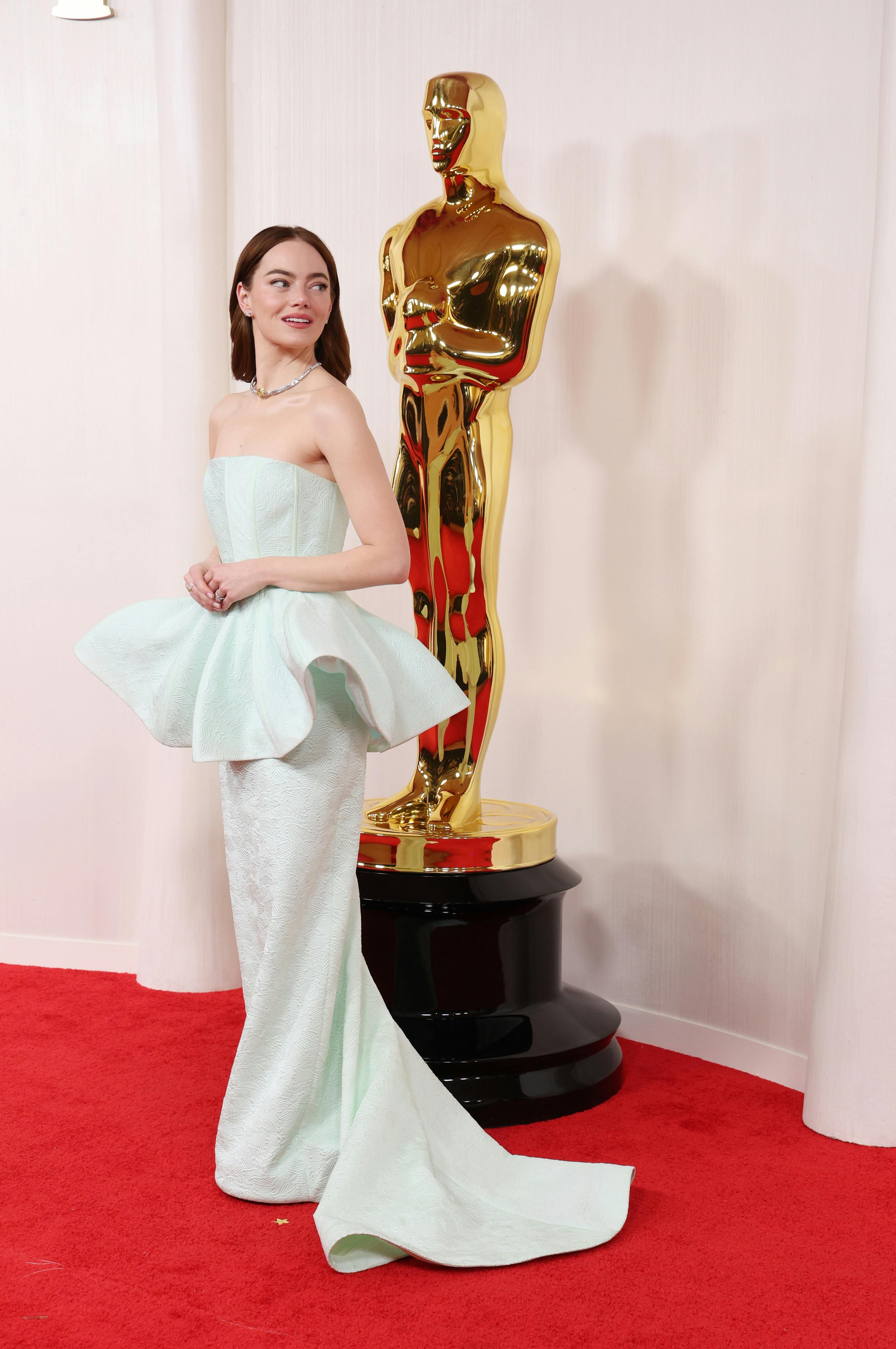 molly singer oscar dress 20 Best Oscars Looks From the 1980s Mood: Just won an Oscar!