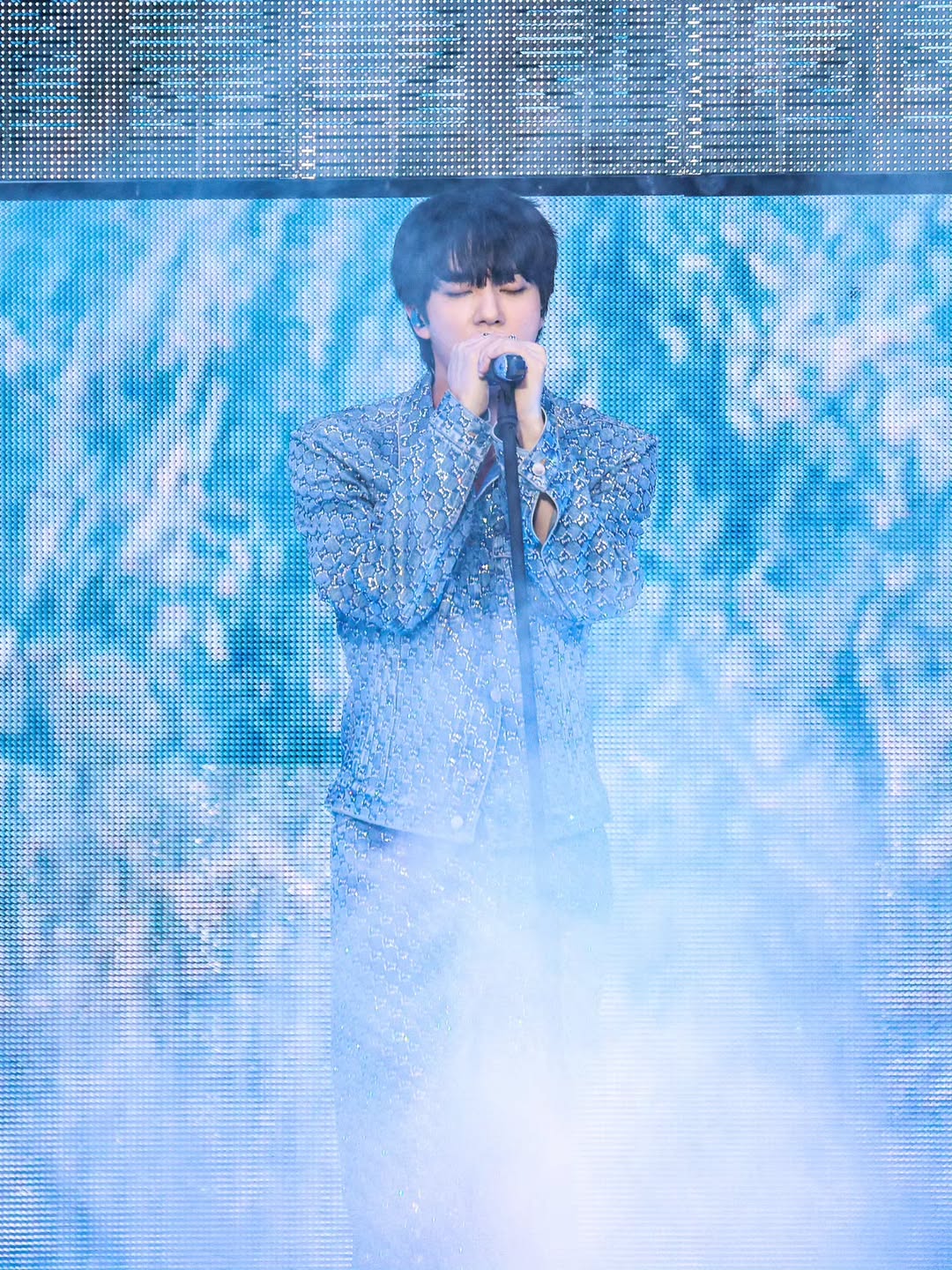BTSジンニムフラッグ A Breakdown of BTS Jin's Concert Style for His 'Run Seokjin