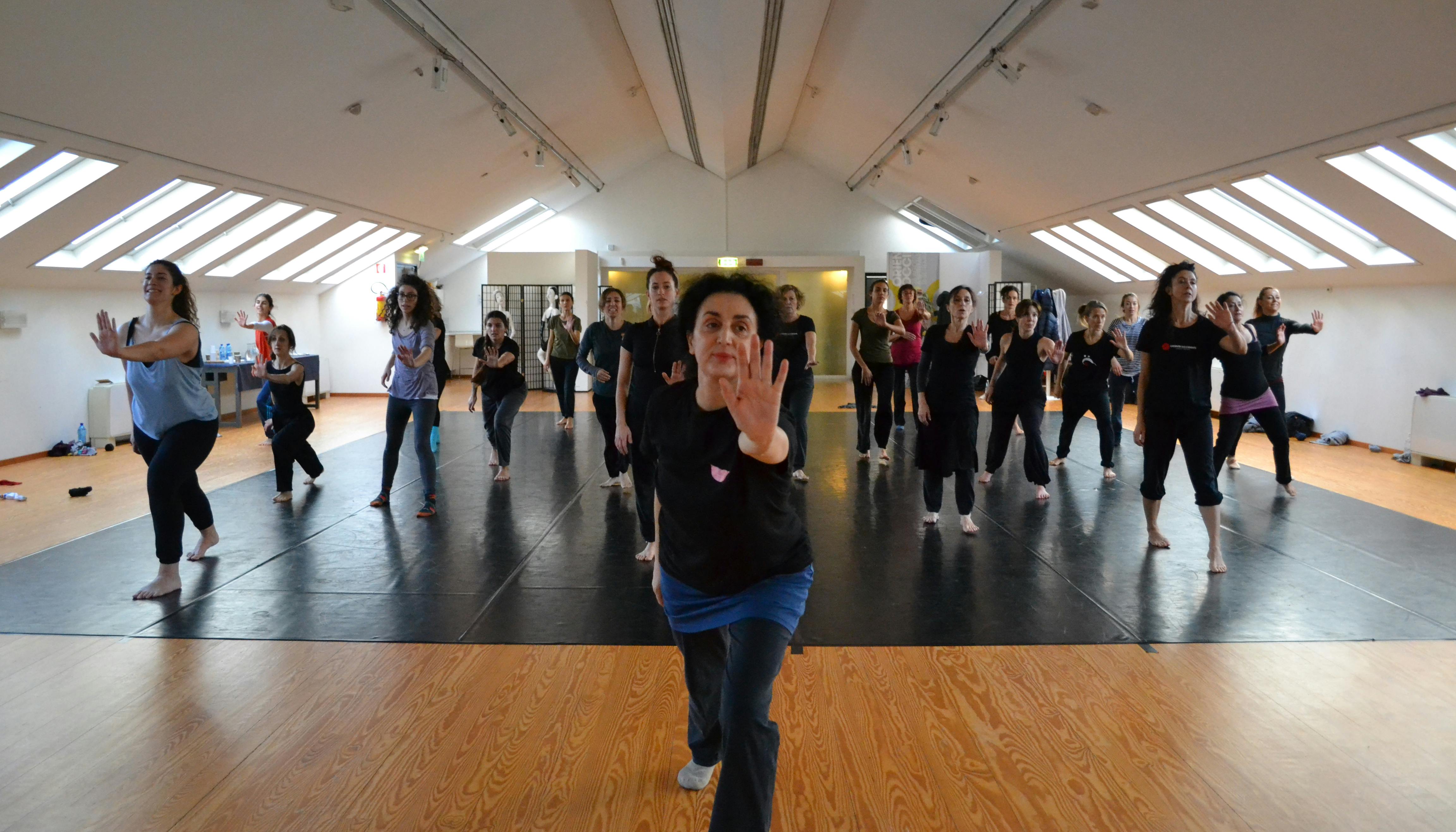 Group of people, with the teacher in the front row, during a dance class intensive level