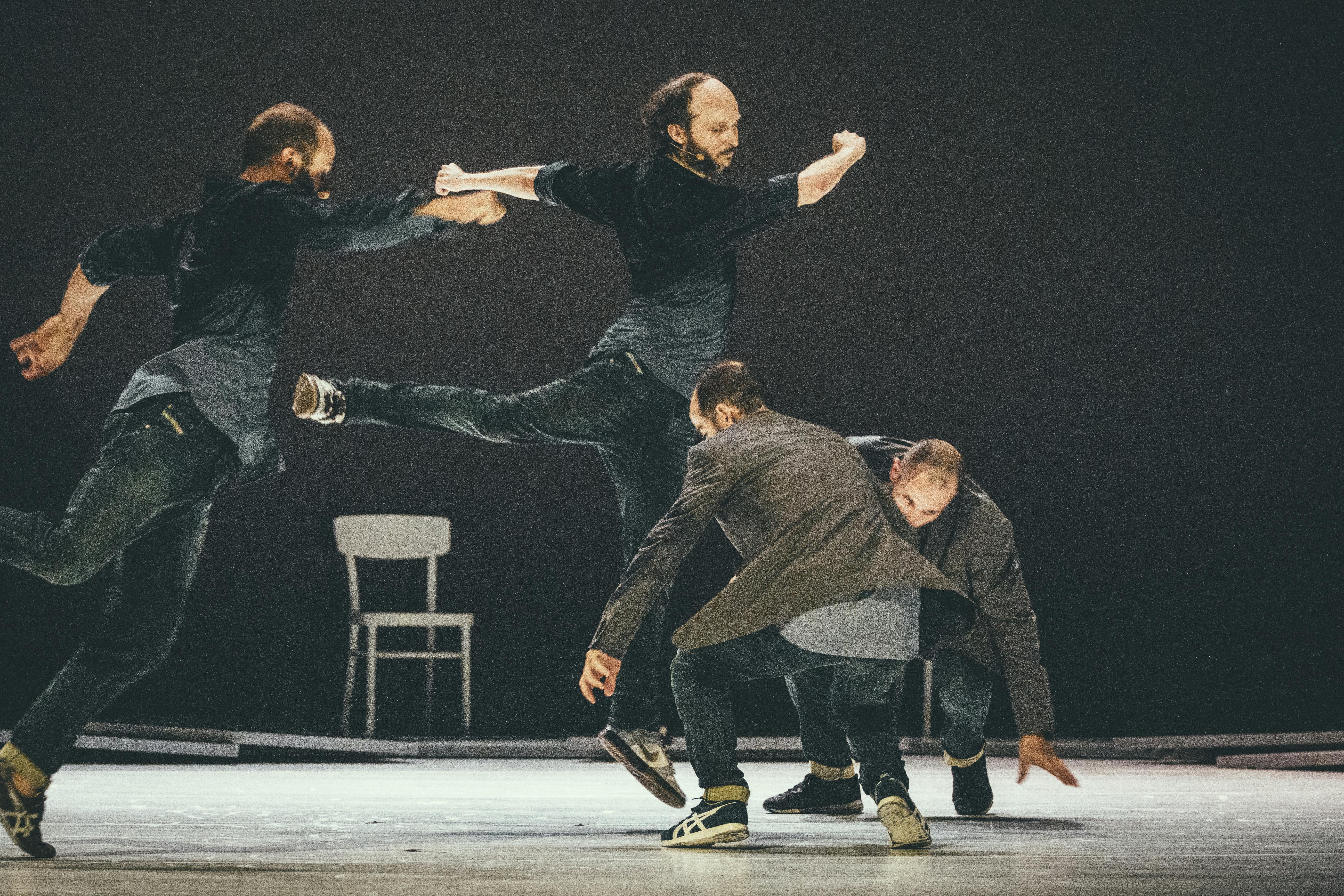 Sulla sinistra, due danzatori stanno spiccando un salto, mentre sulla destra due sono accovacciati.