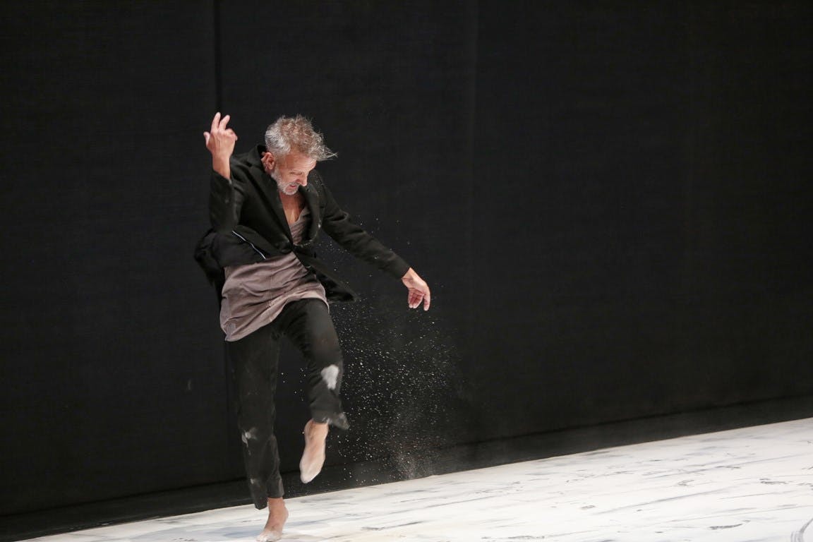 Nella scena Pep Ramis sta danzando. Il braccio destro è piegato verso l'alto, quello sinistro disteso lateralmente verso il basso e le gambe in movimento.