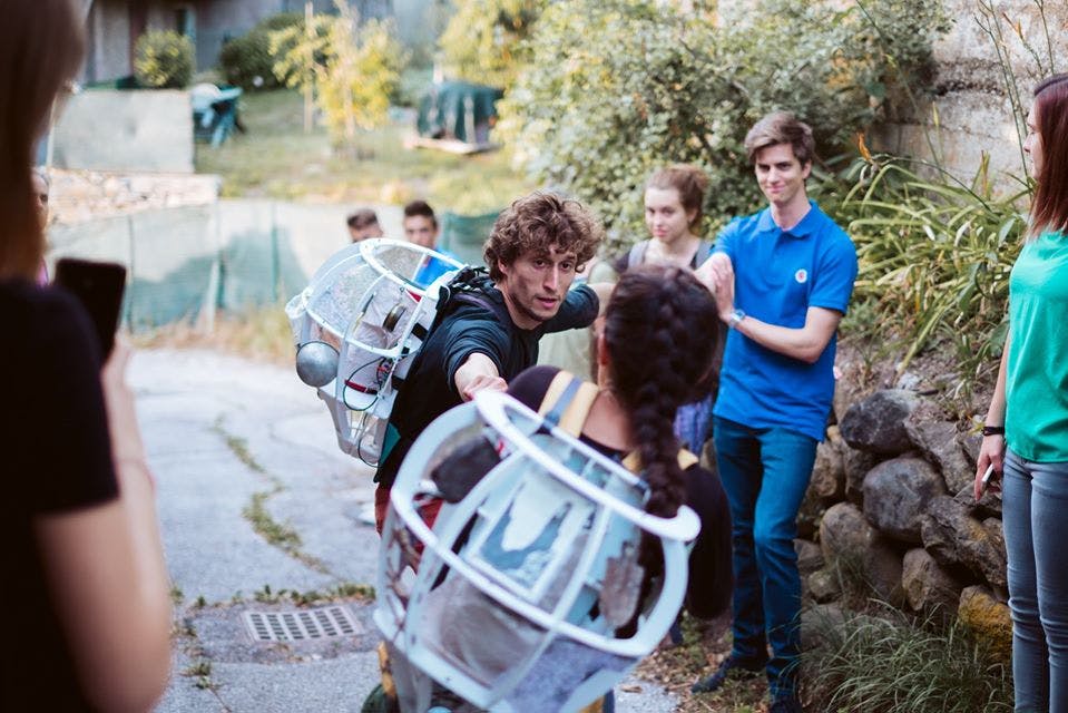 Filippo Porro and Silvia Dezulian, the choreographers and dancers, are in the middle of the performance on a mountain road, while the spectators watch from the sidelines.