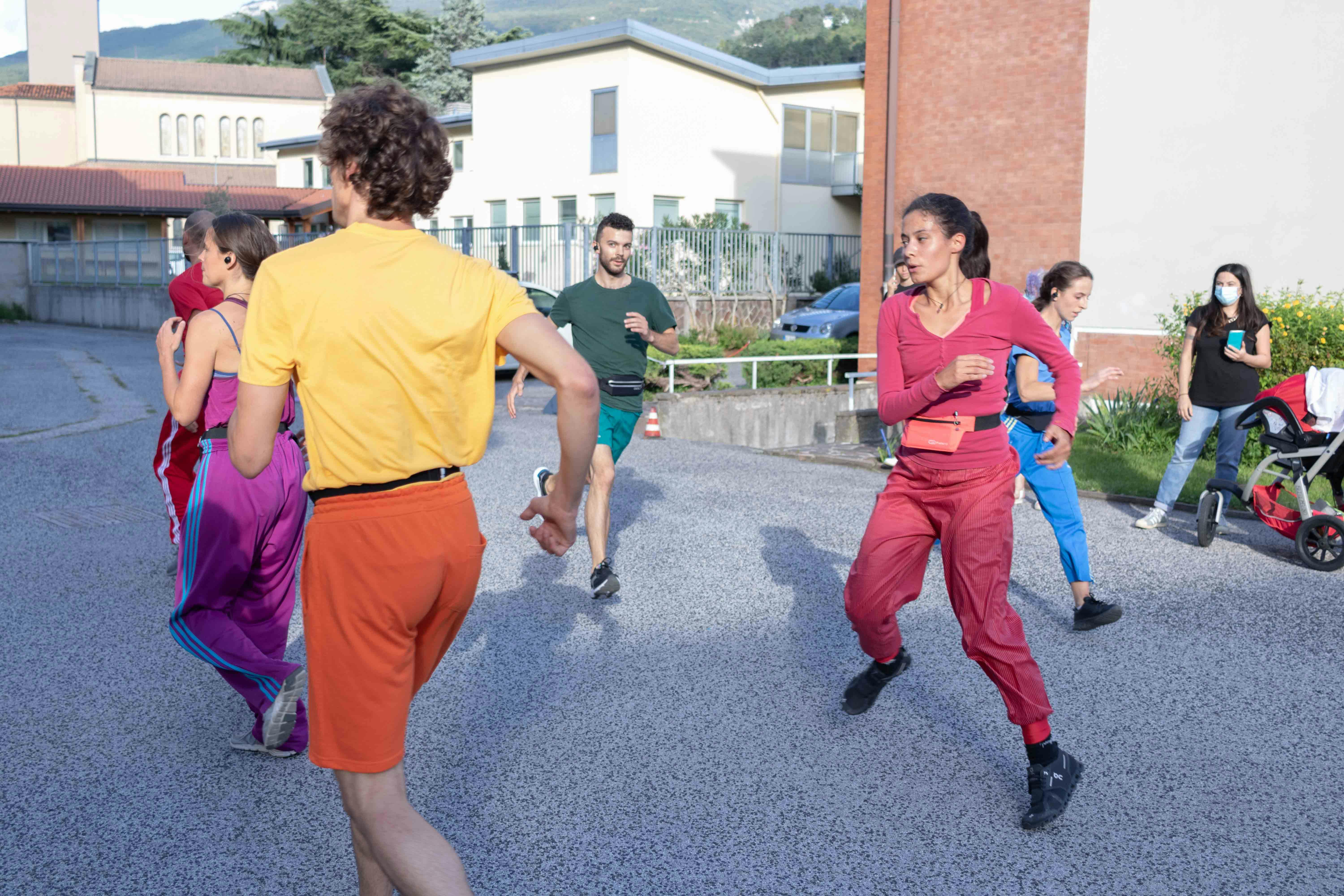 I performer sono in un piazzale e stanno provando la coreografia.