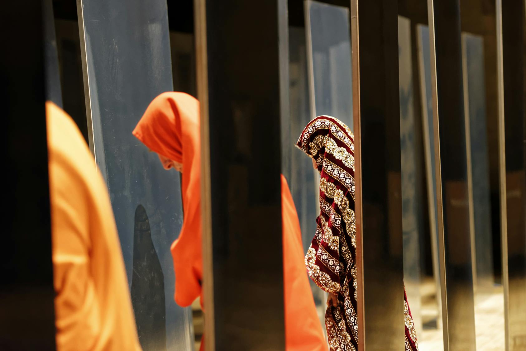On the stage there are dressing rooms, seen from the side, where the dancers stand, with their backs to the audience. The dancers, mixed, wear a Muslim veil.