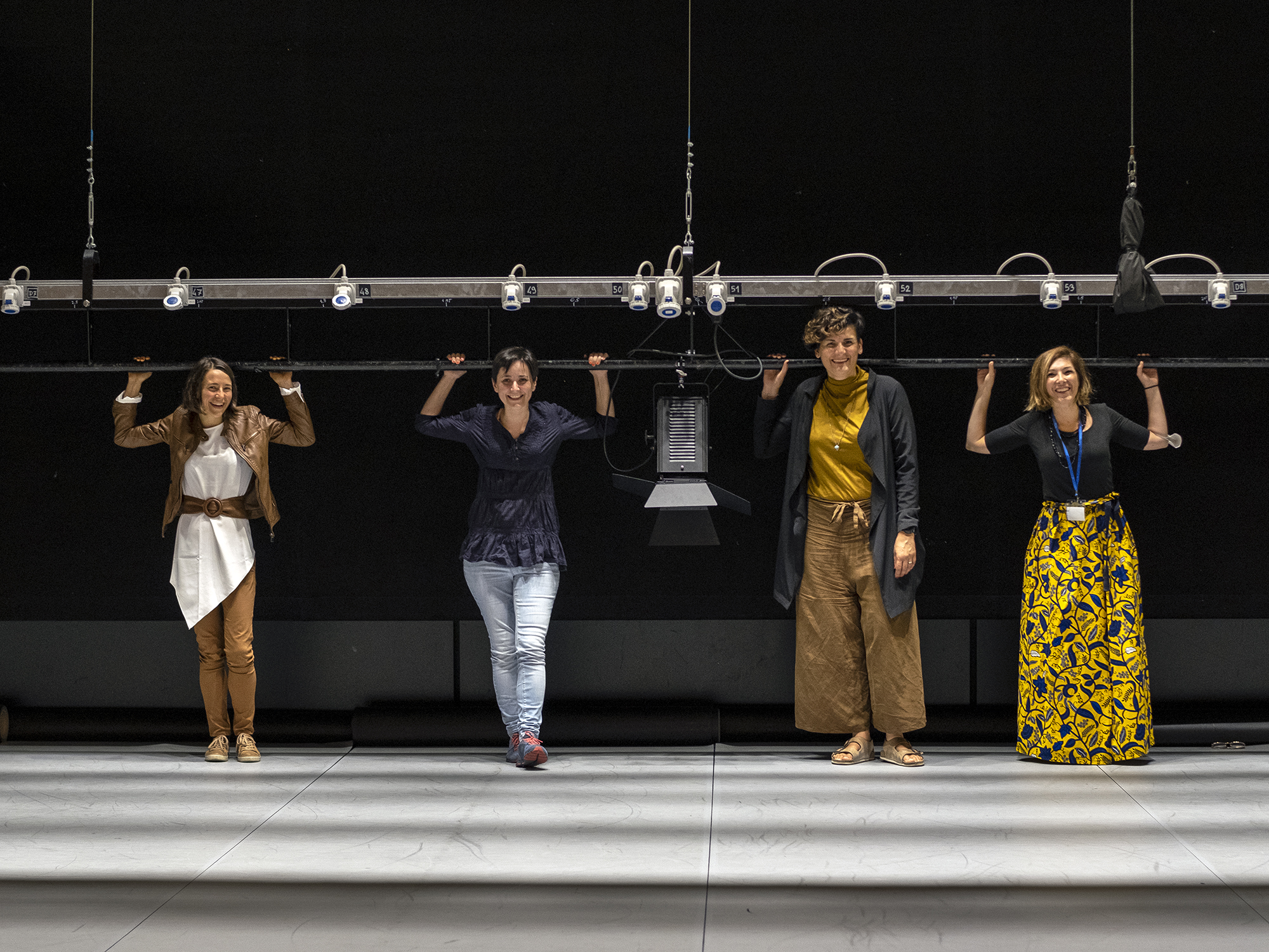 Gloria Stedile, Laura marongiu, Anna Consolati, Susanna Caldonazzi sul palco di un teatro