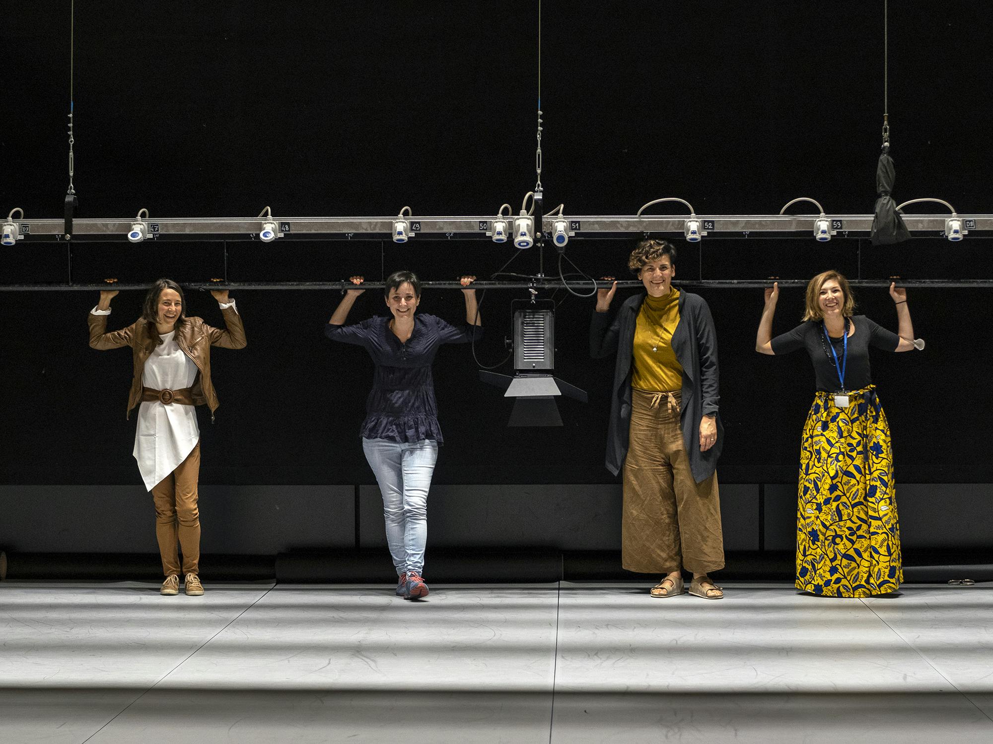 Gloria Stedile, Laura marongiu, Anna Consolati, Susanna Caldonazzi sul palco di un teatro