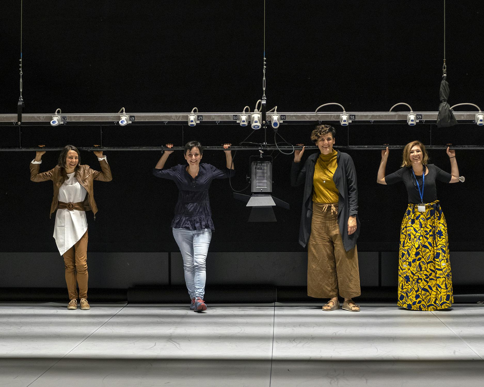 Gloria Stedile, Laura marongiu, Anna Consolati, Susanna Caldonazzi sul palco di un teatro
