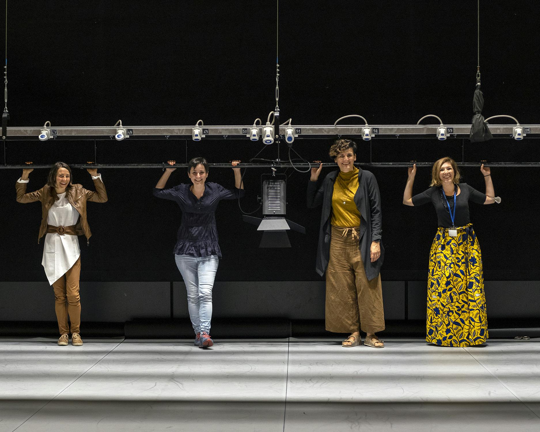 Gloria Stedile, Laura marongiu, Anna Consolati, Susanna Caldonazzi sul palco di un teatro