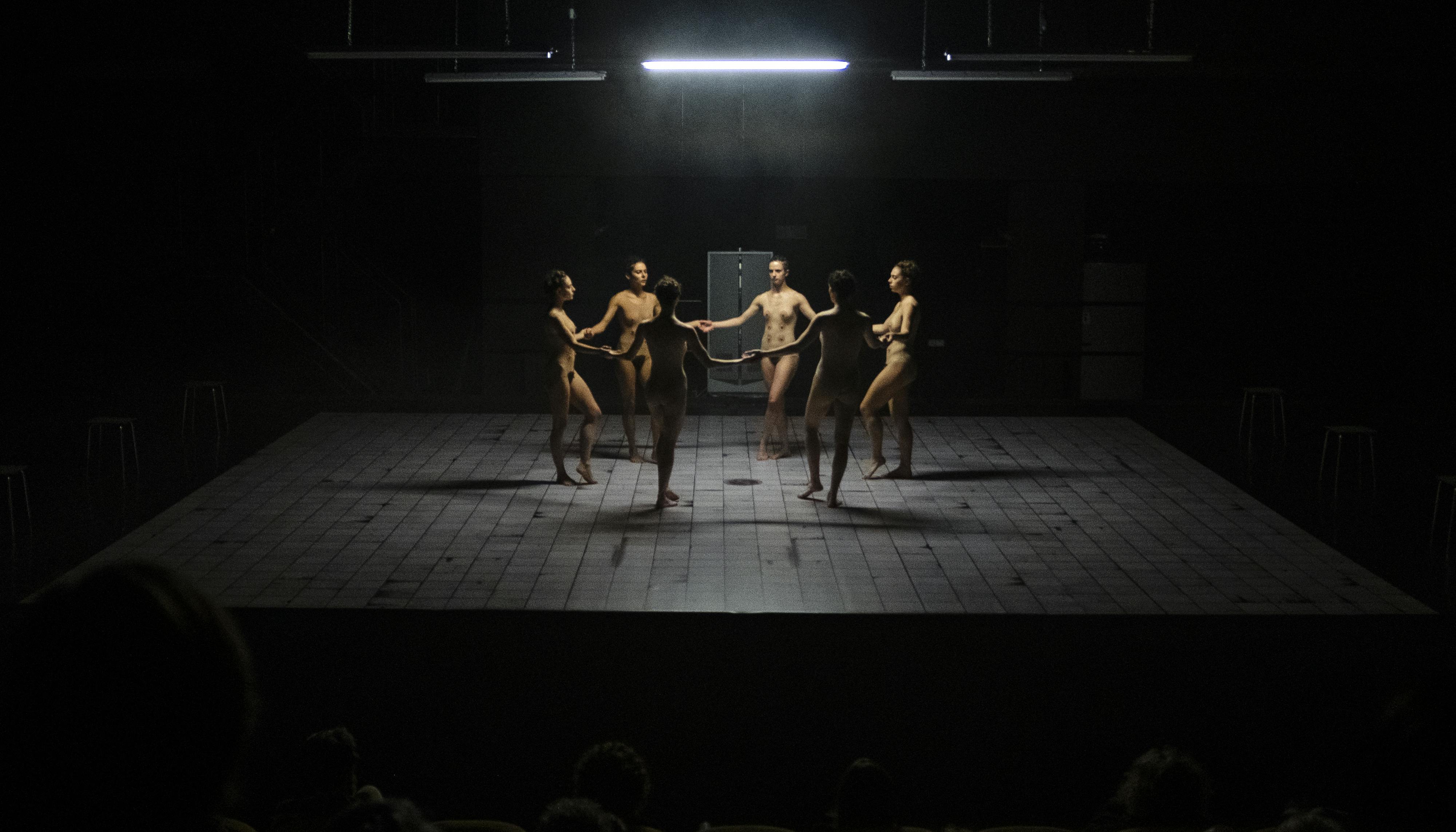 Sei danzatrici, apparentemente nude, formano un girotondo sul palcoscenico vuoto. Le illumina una luce a neon dall'alto.