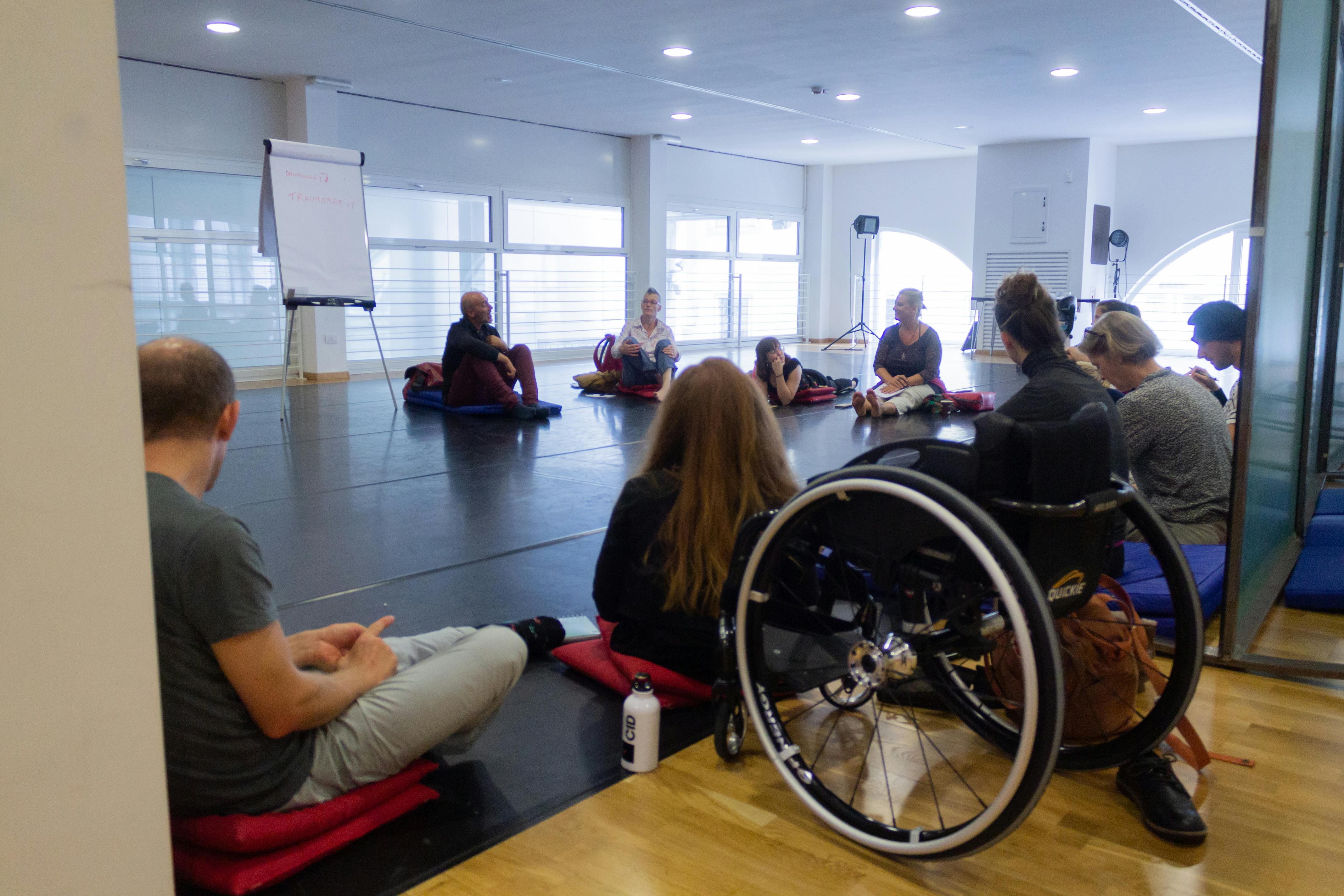 Danzatori e danzatrici con e senza disabilità durante un laboratorio negli spazi di Oriente Occidente Studio.