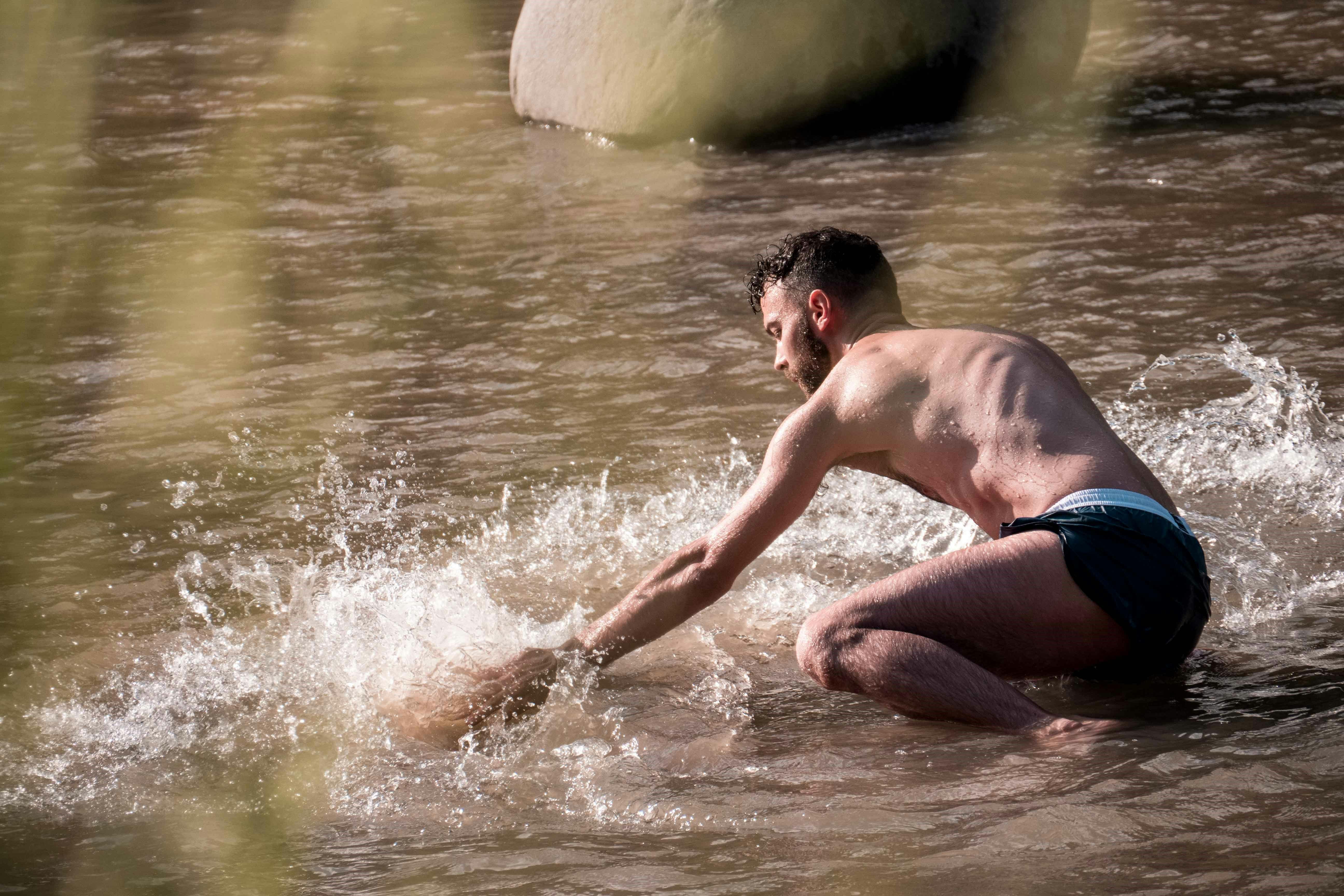Lorenzo Morandini in un fiume inginocchiato sull'acqua