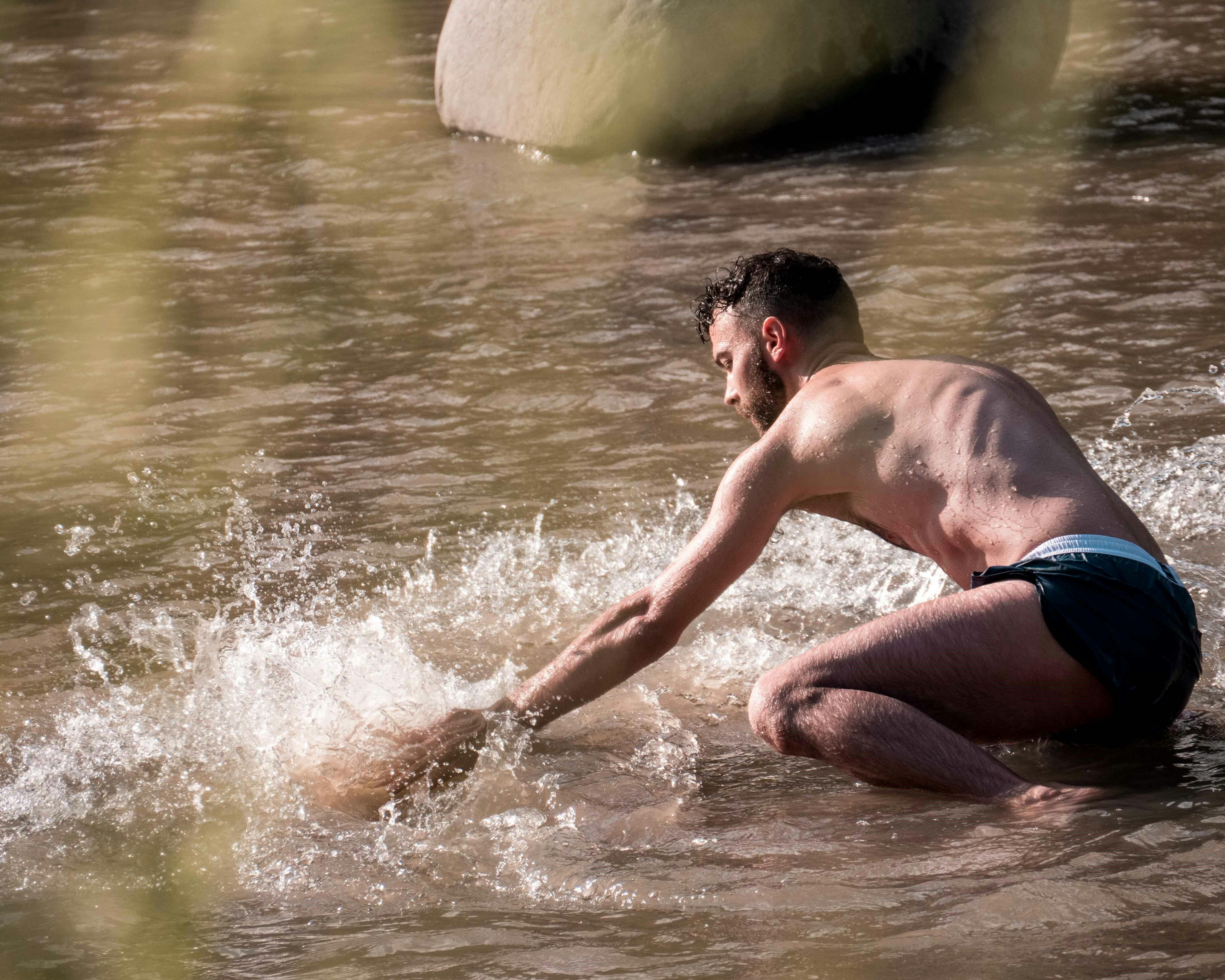 Lorenzo Morandini in un fiume inginocchiato sull'acqua