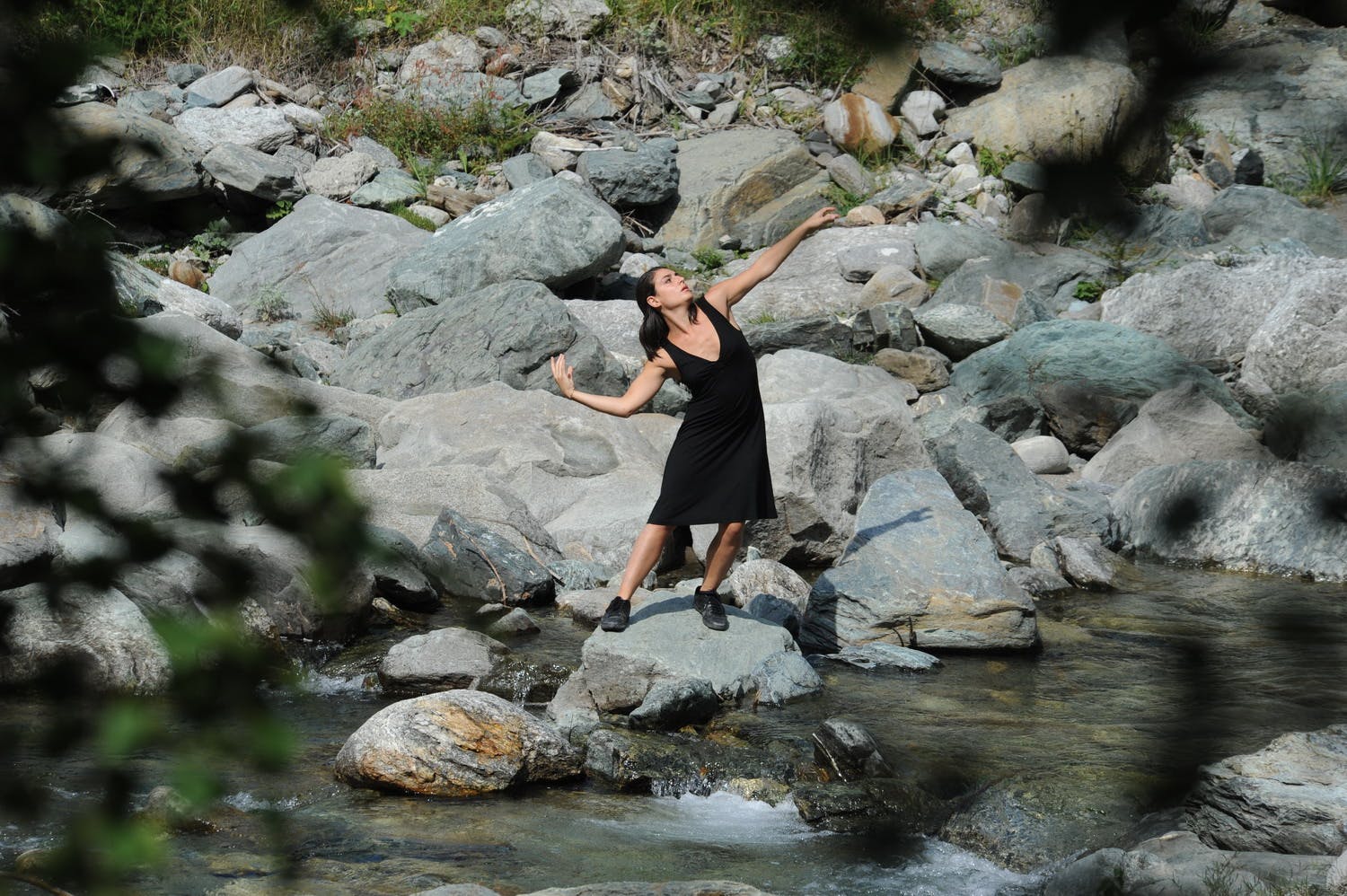 La danzatrice è in piedi su una roccia di un fiume