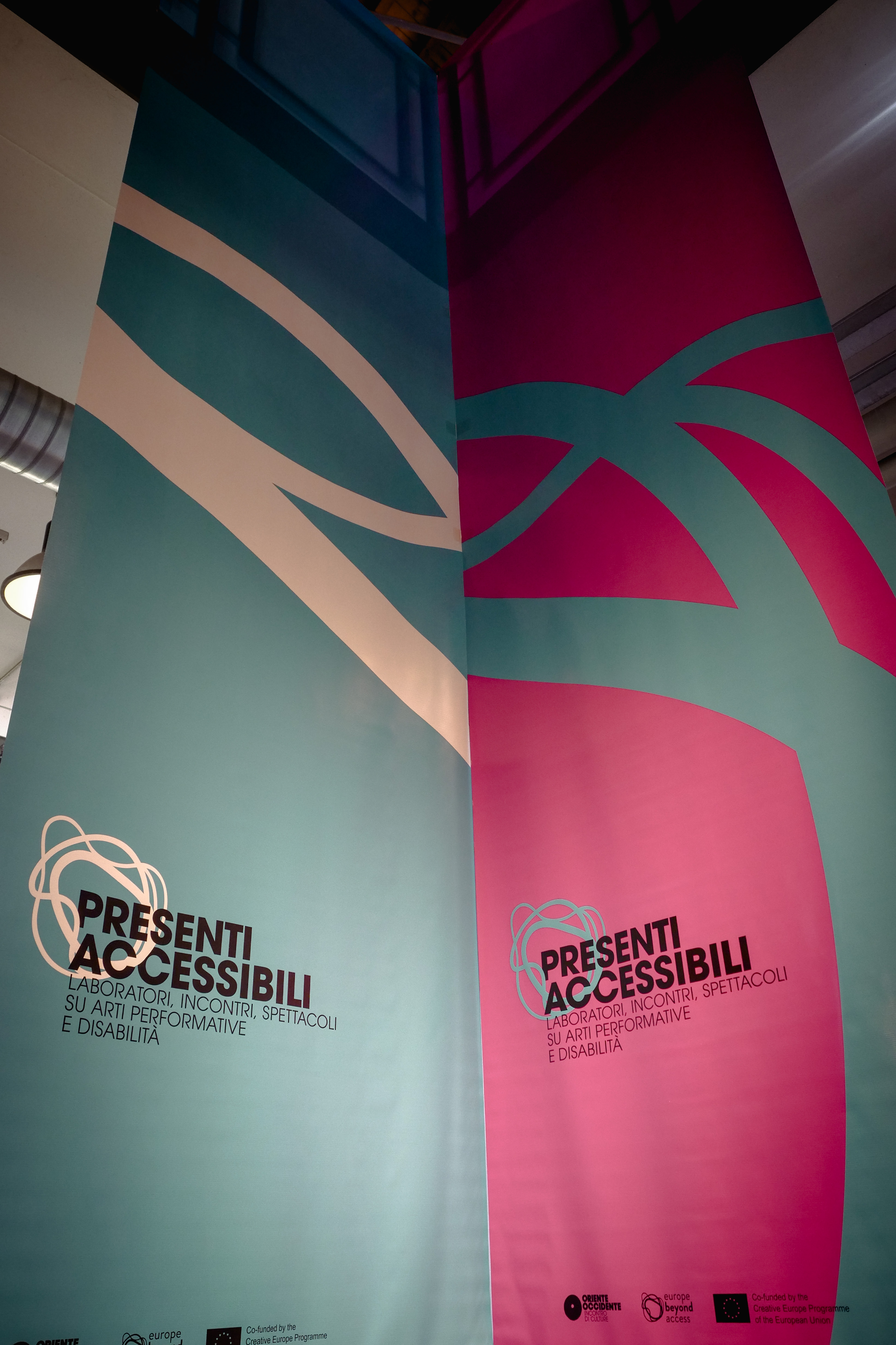 Banner di Presenti Accessibili azzurro e fucsia