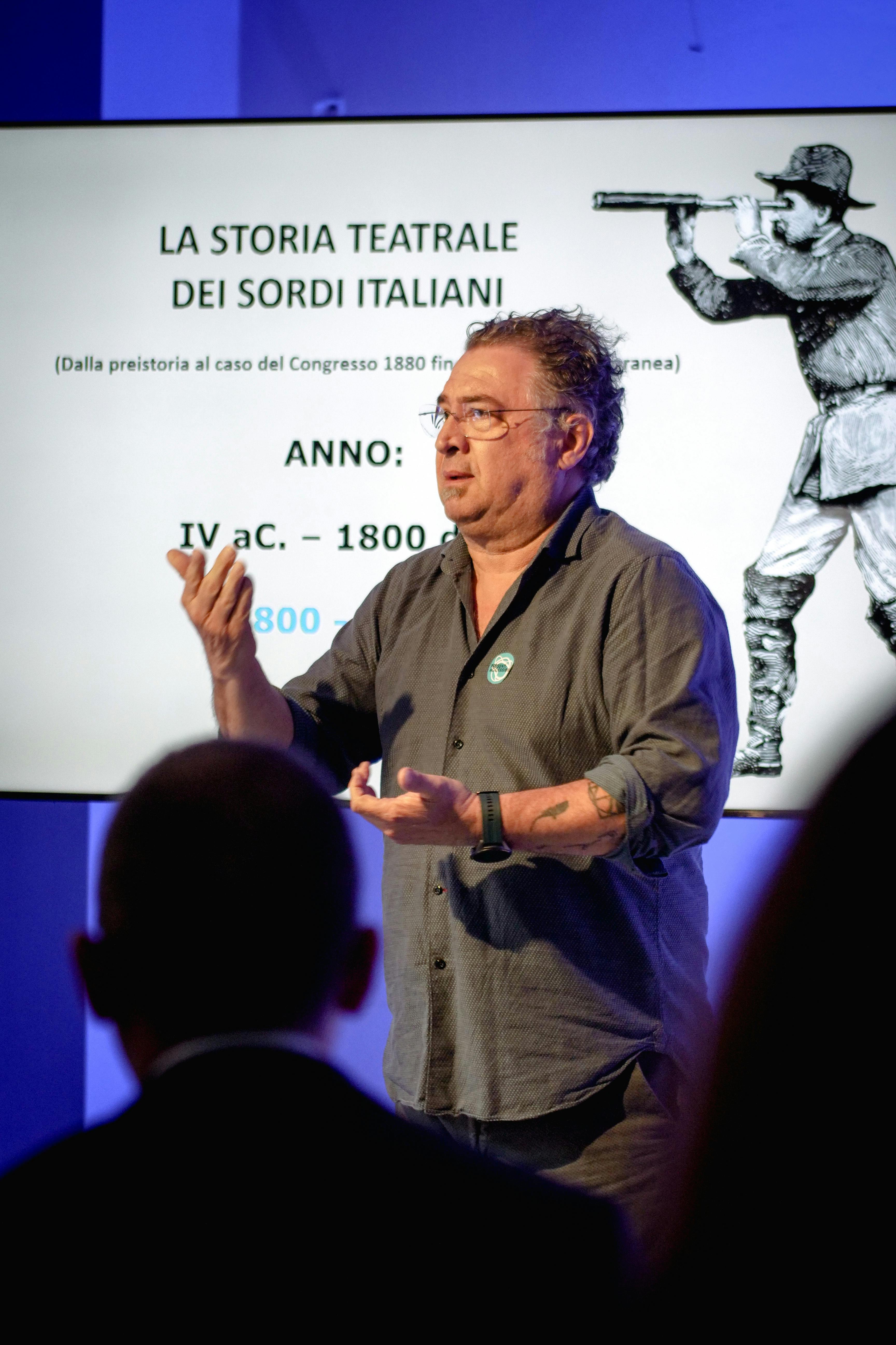 Maurizio Anselmo presenta in LIS la storia del Teatro dei sordi italiani 