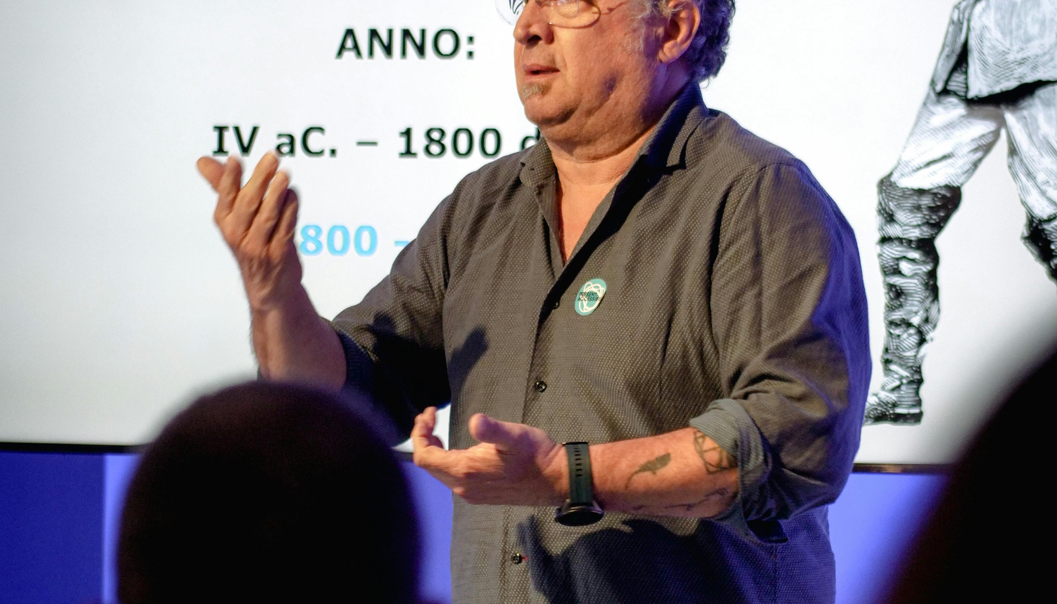 Maurizio Anselmo presenta in LIS la storia del Teatro dei sordi italiani 