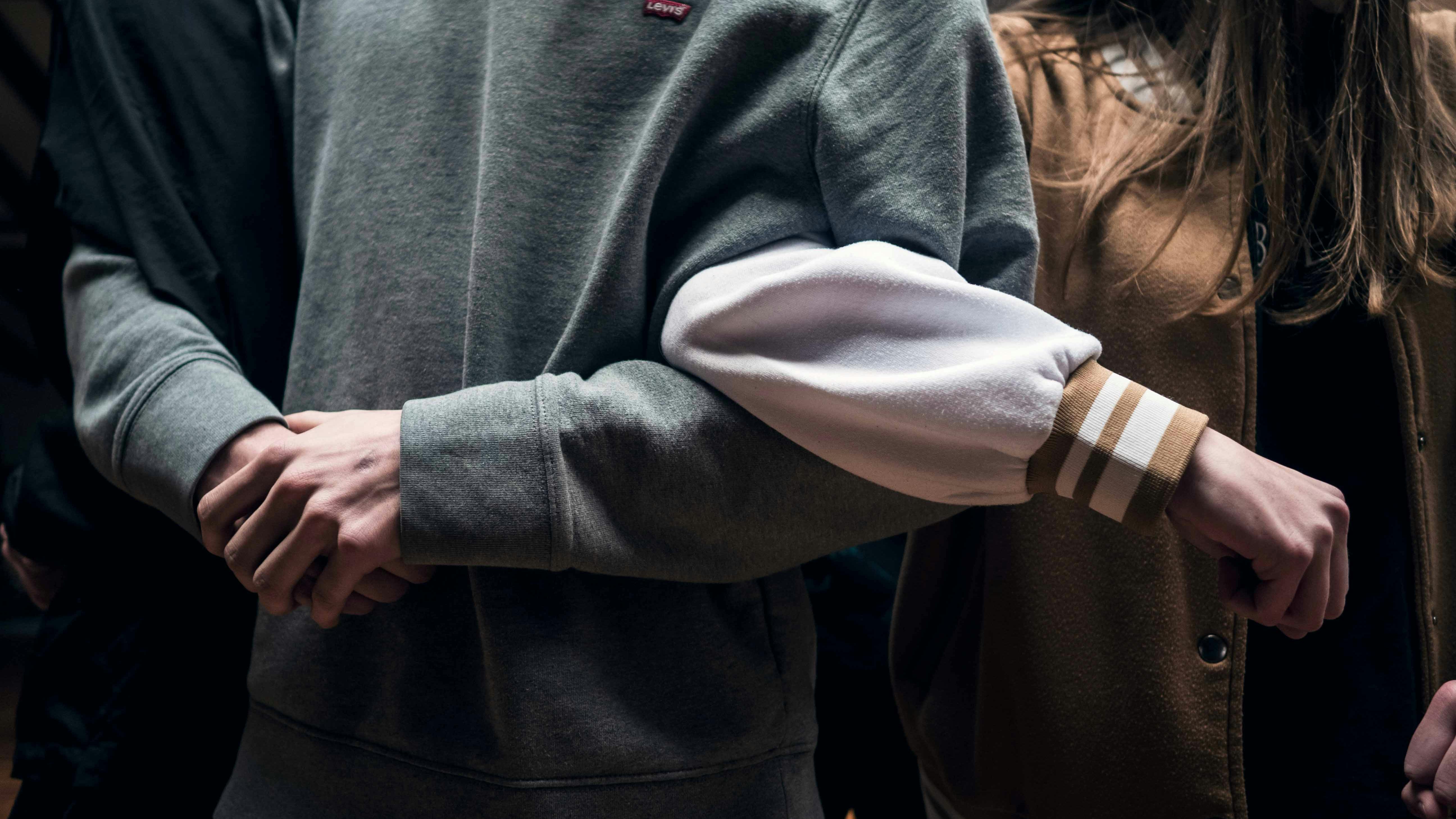 Nobody Nobody Nobody, collective experience | ph Giulia Lenzi Braccia di ragazzi unite in una catena