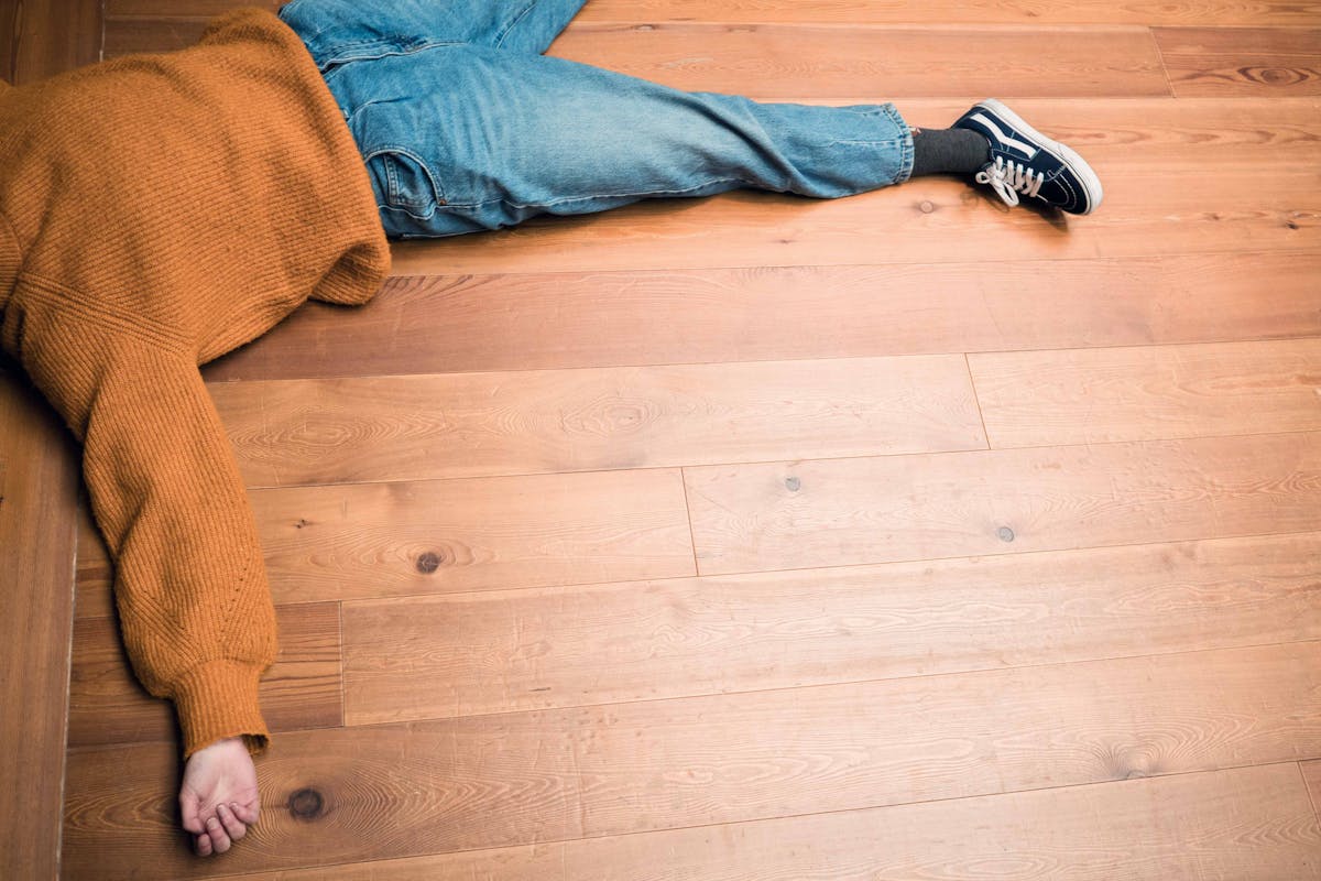figura sdraiata sul pavimento