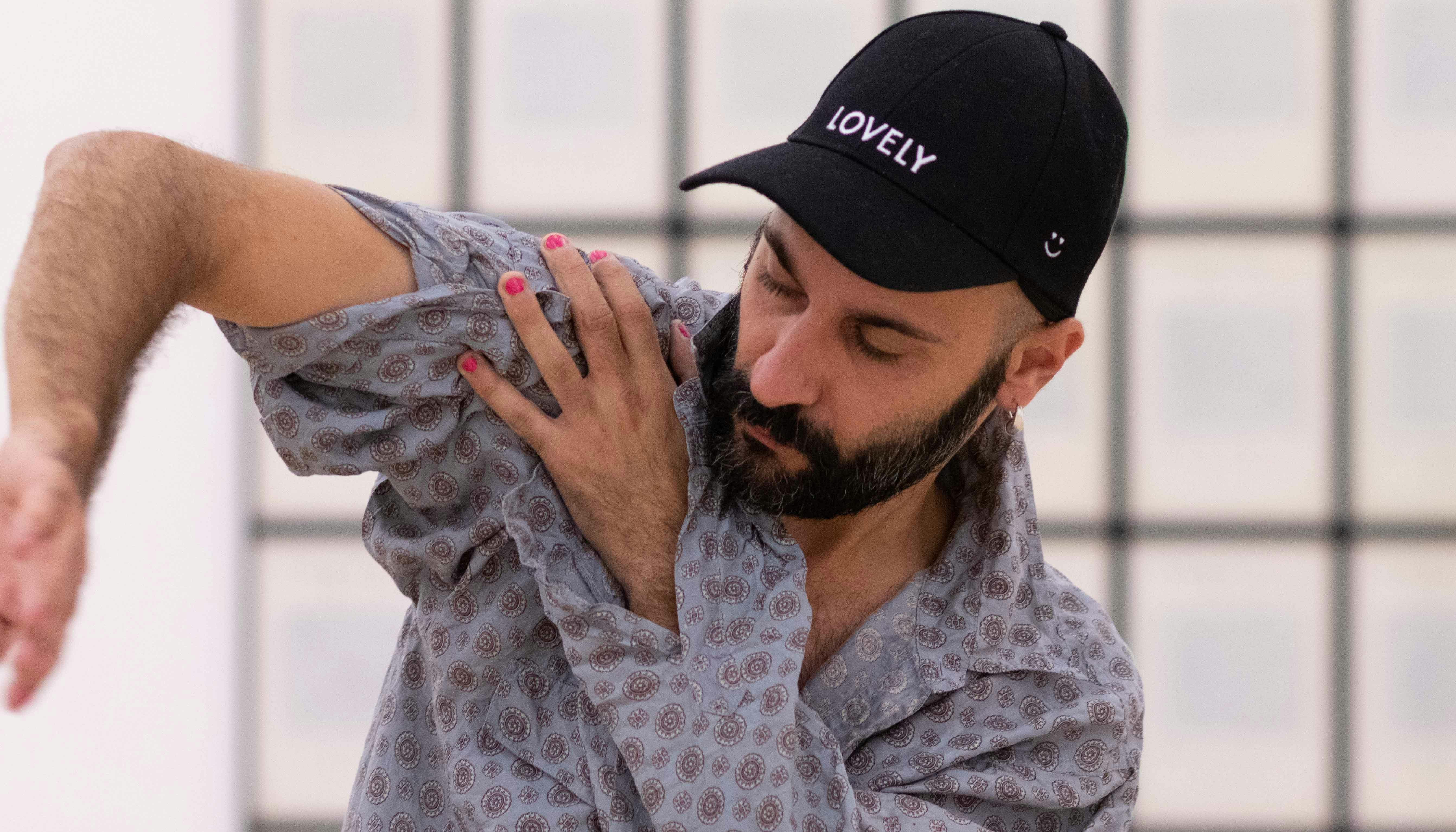 Primo piano del coreografo Daniele Ninarello mentre sperimenta con il corpo durante la residenza artistica nel MART di Rovereto