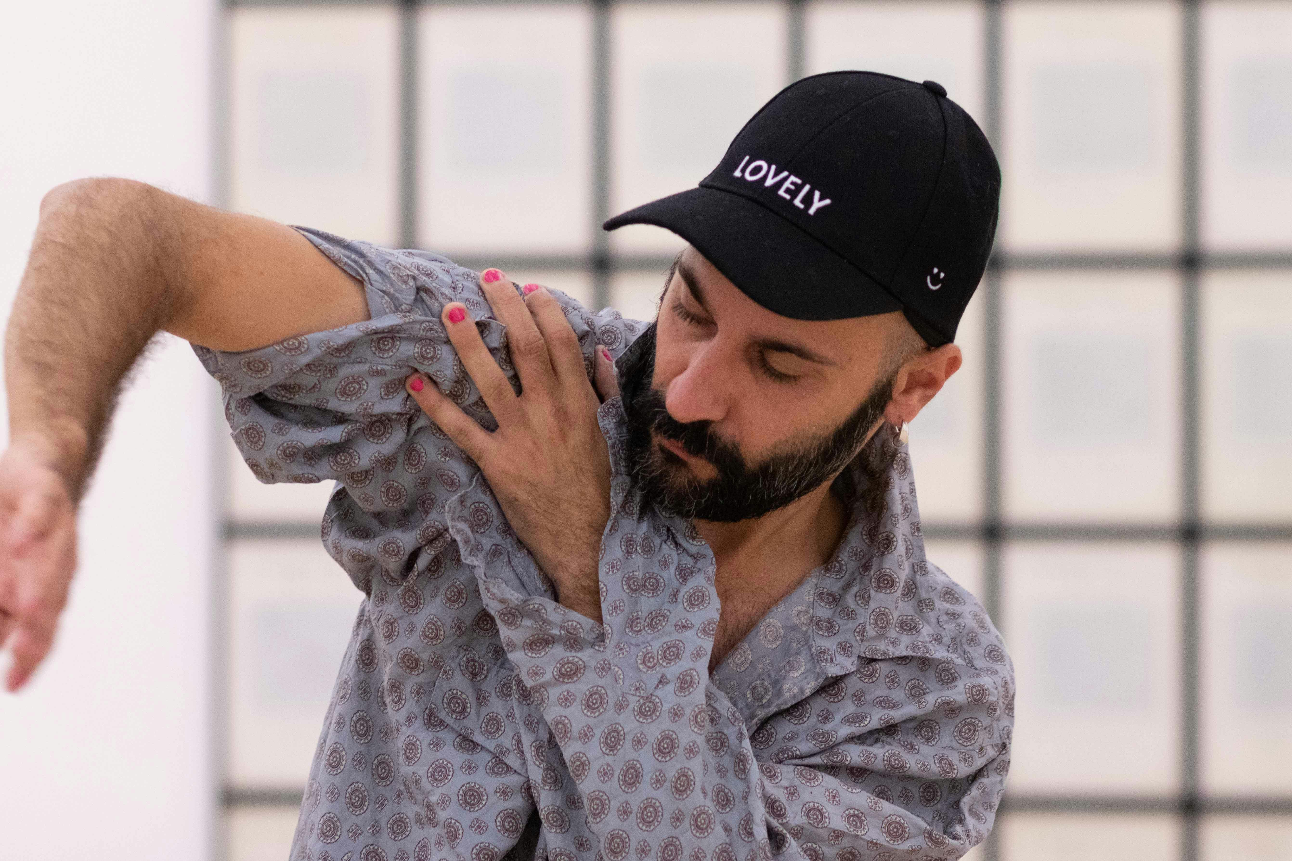 Primo piano del coreografo Daniele Ninarello mentre sperimenta con il corpo durante la residenza artistica nel MART di Rovereto