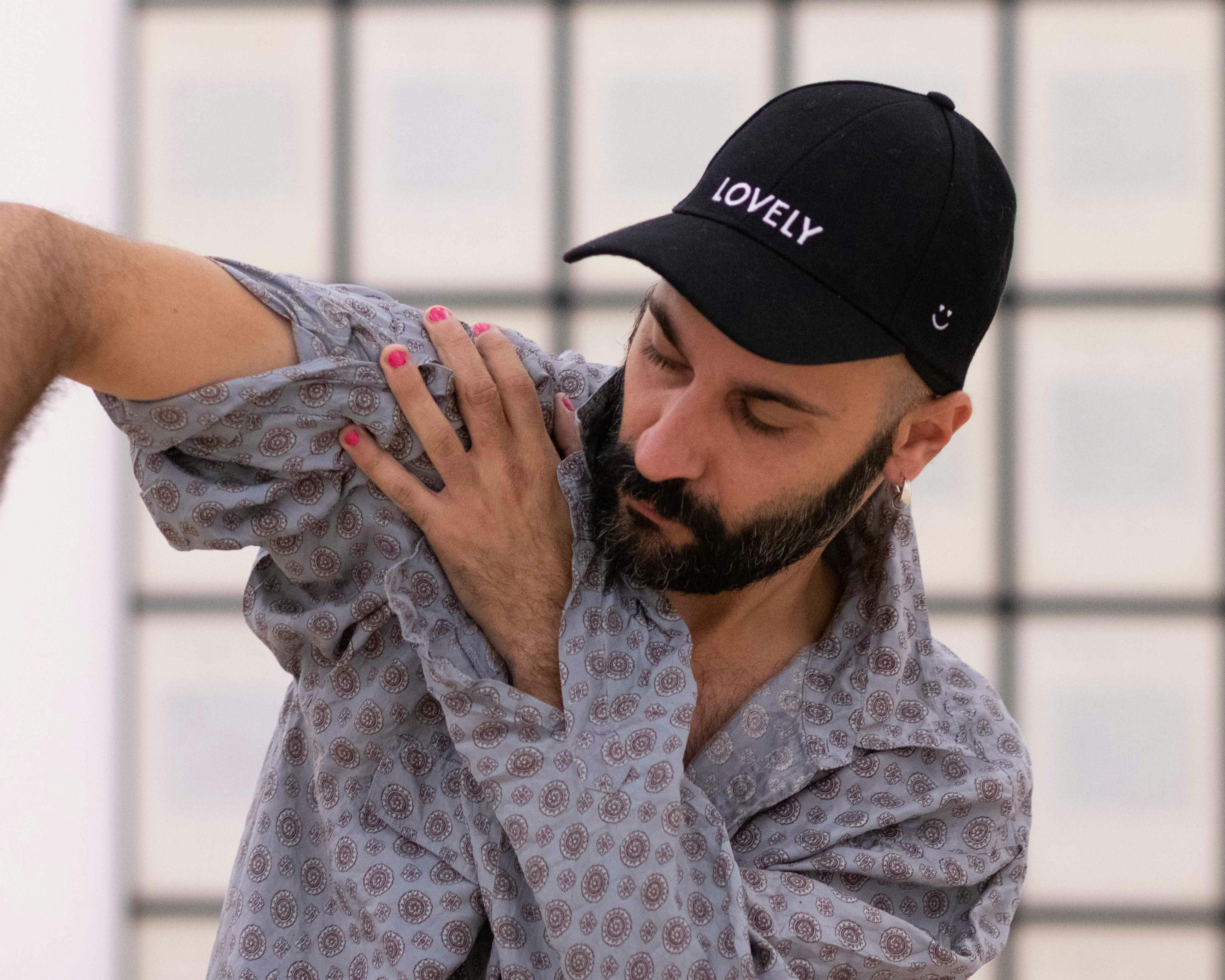Primo piano del coreografo Daniele Ninarello mentre sperimenta con il corpo durante la residenza artistica nel MART di Rovereto