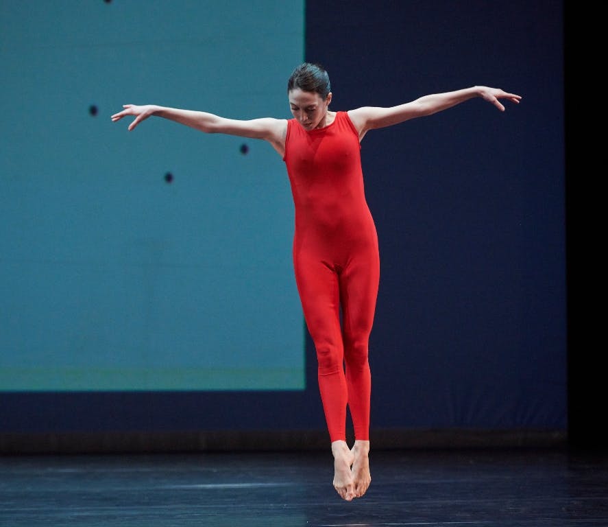 Danzatrice con tuta aderente russa salta