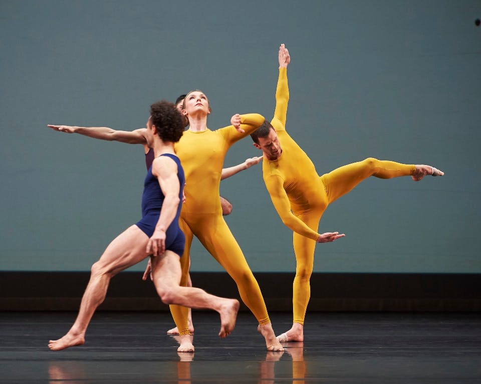 Quattro danzatori si esibiscono sul palco 
