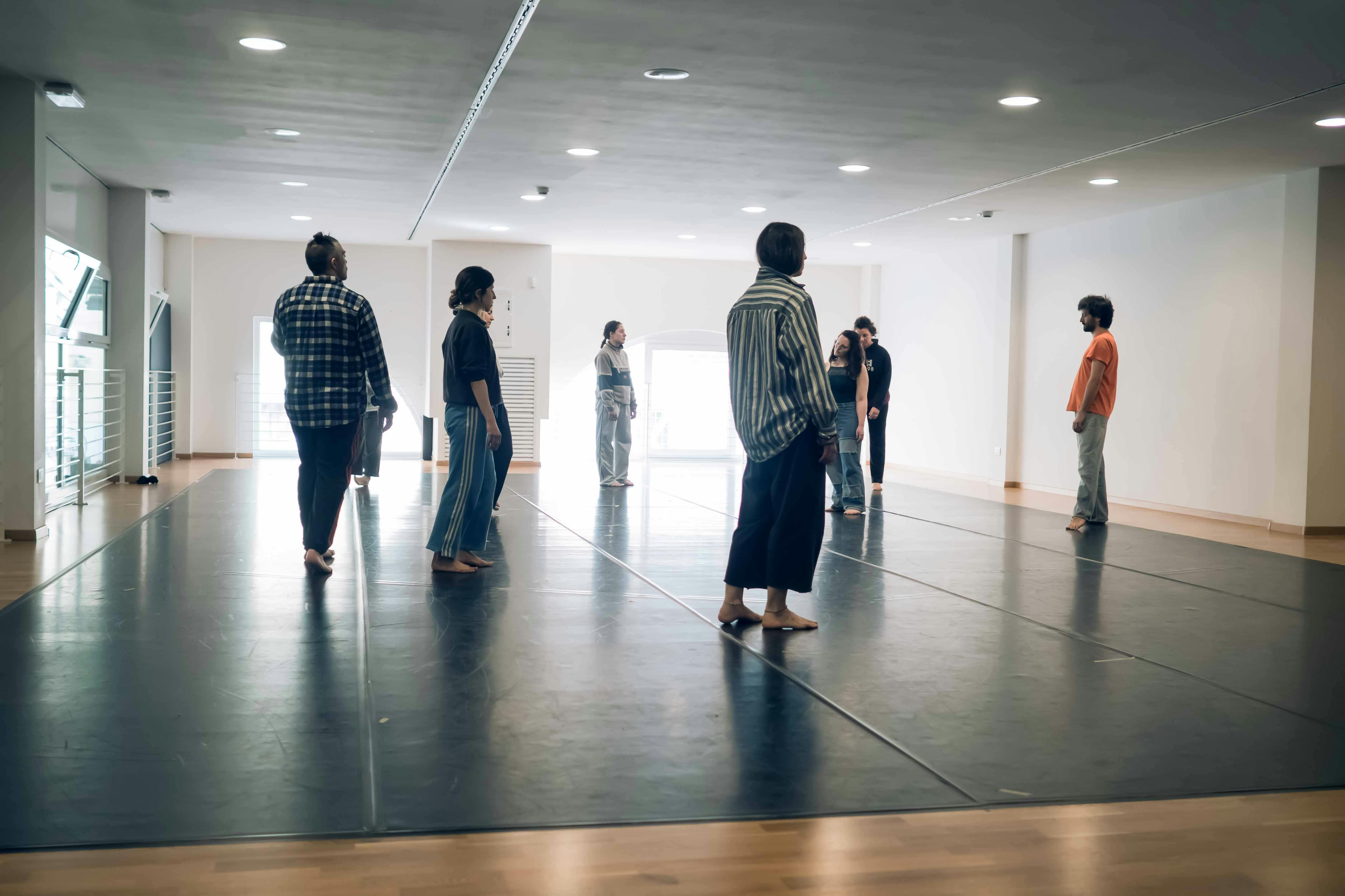 In sala ballerini disposti nello spazio 