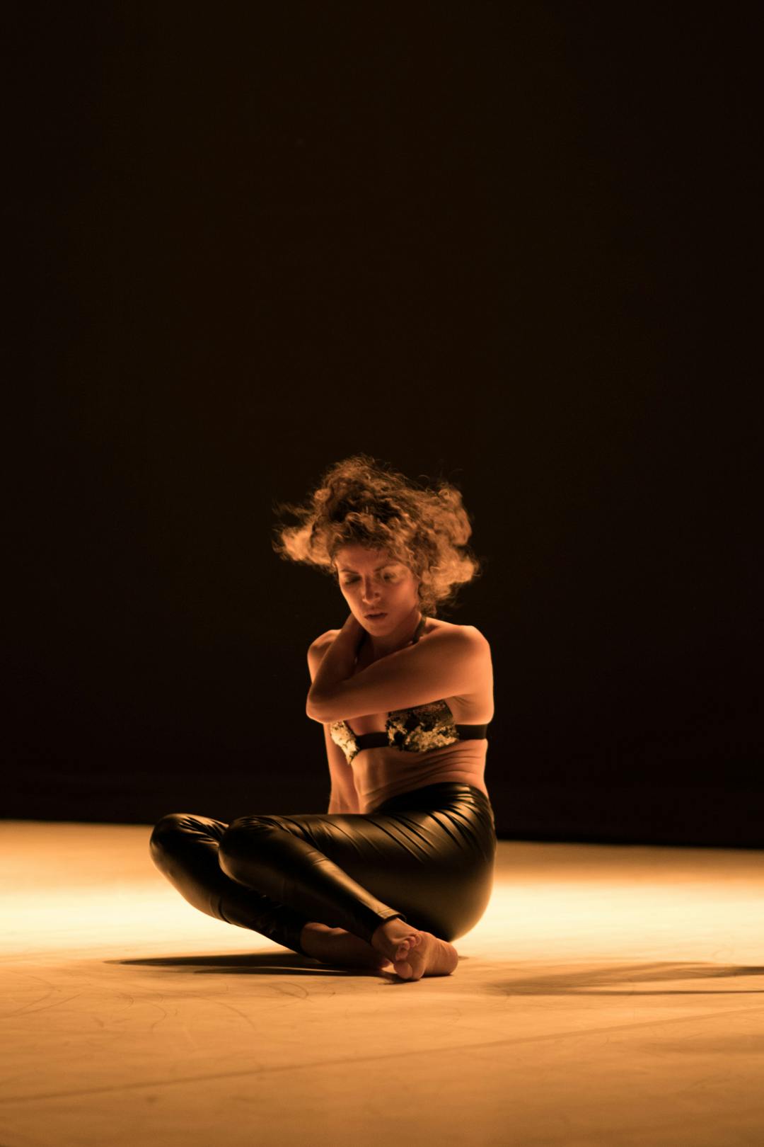 Irene Russolillo seduta sul palco