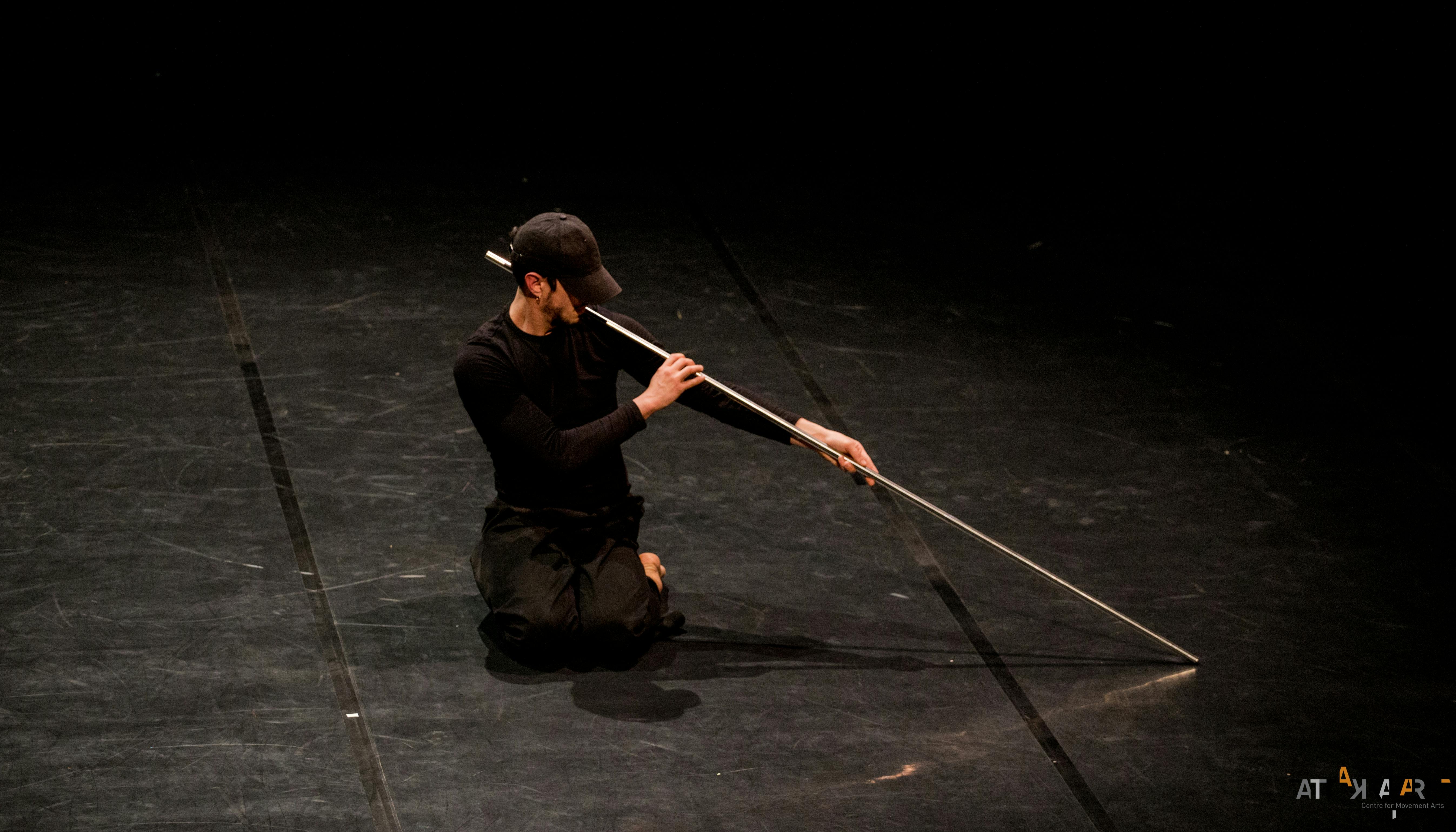 Davide Valrosso sul palco vestito di nero e un basto in acciaio