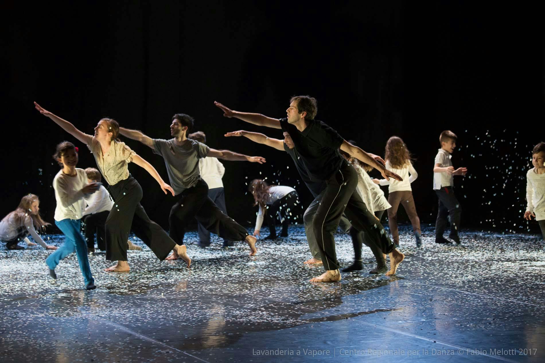 Gruppo di danzatori e bambini sul palco