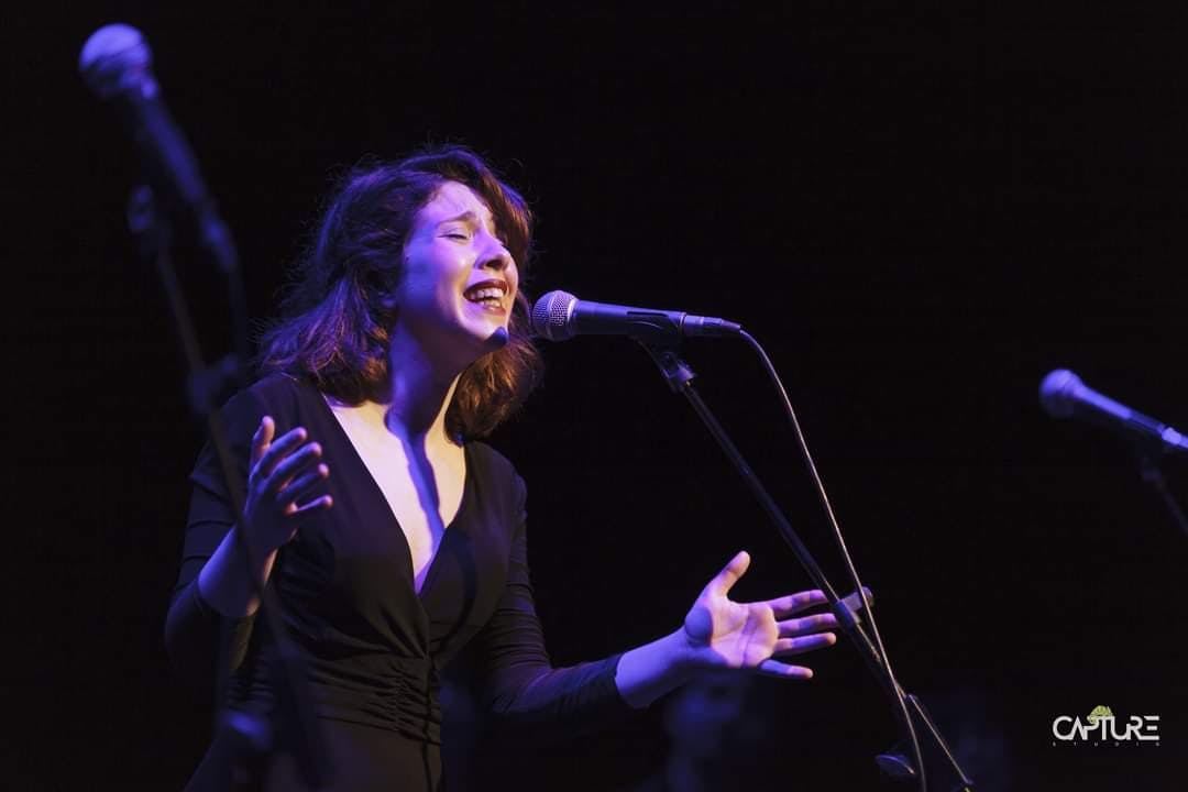 Foto della performer Giorgia Parmeni che canta