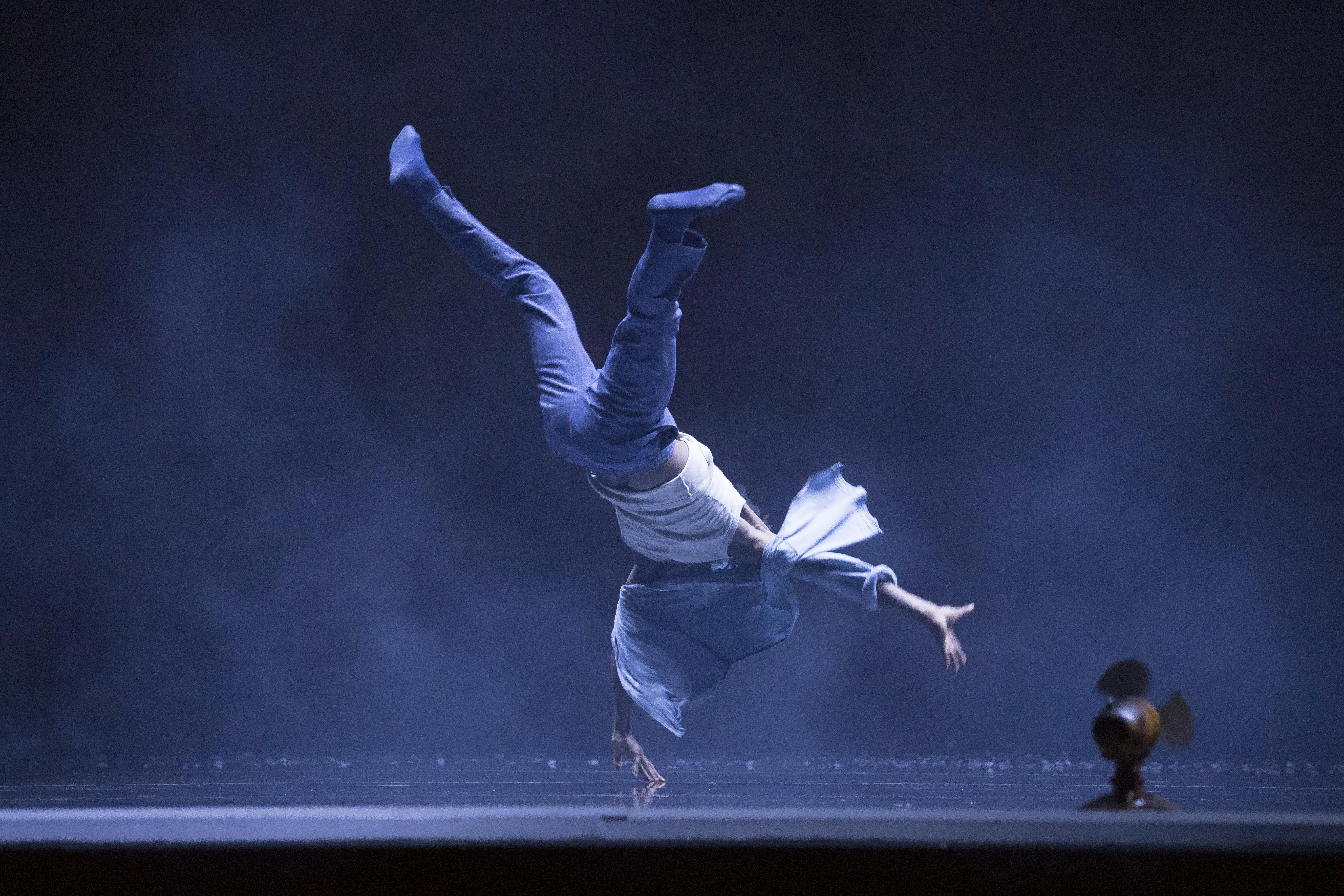 Soirmi Amada sul palco esegue un passo di break dance