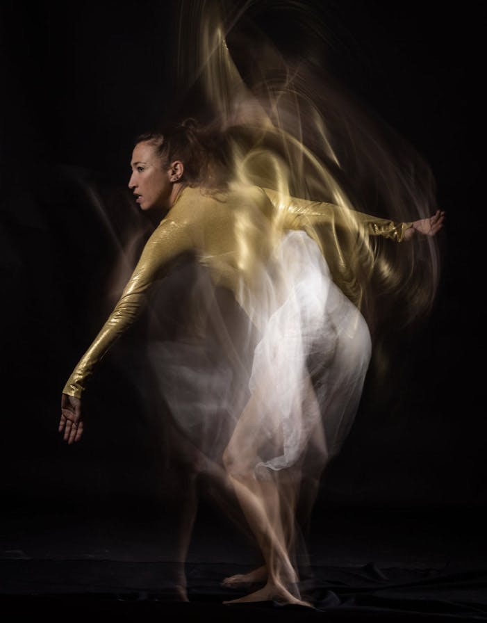 Adi Salant con indosso un body a maniche lunghe dorato in una foto con effetto movimento