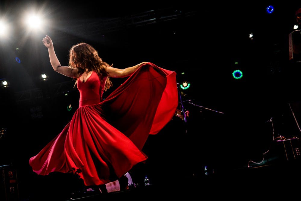 Silvia Perrone si esibisce nella taranta con un lungo vestito rosso 